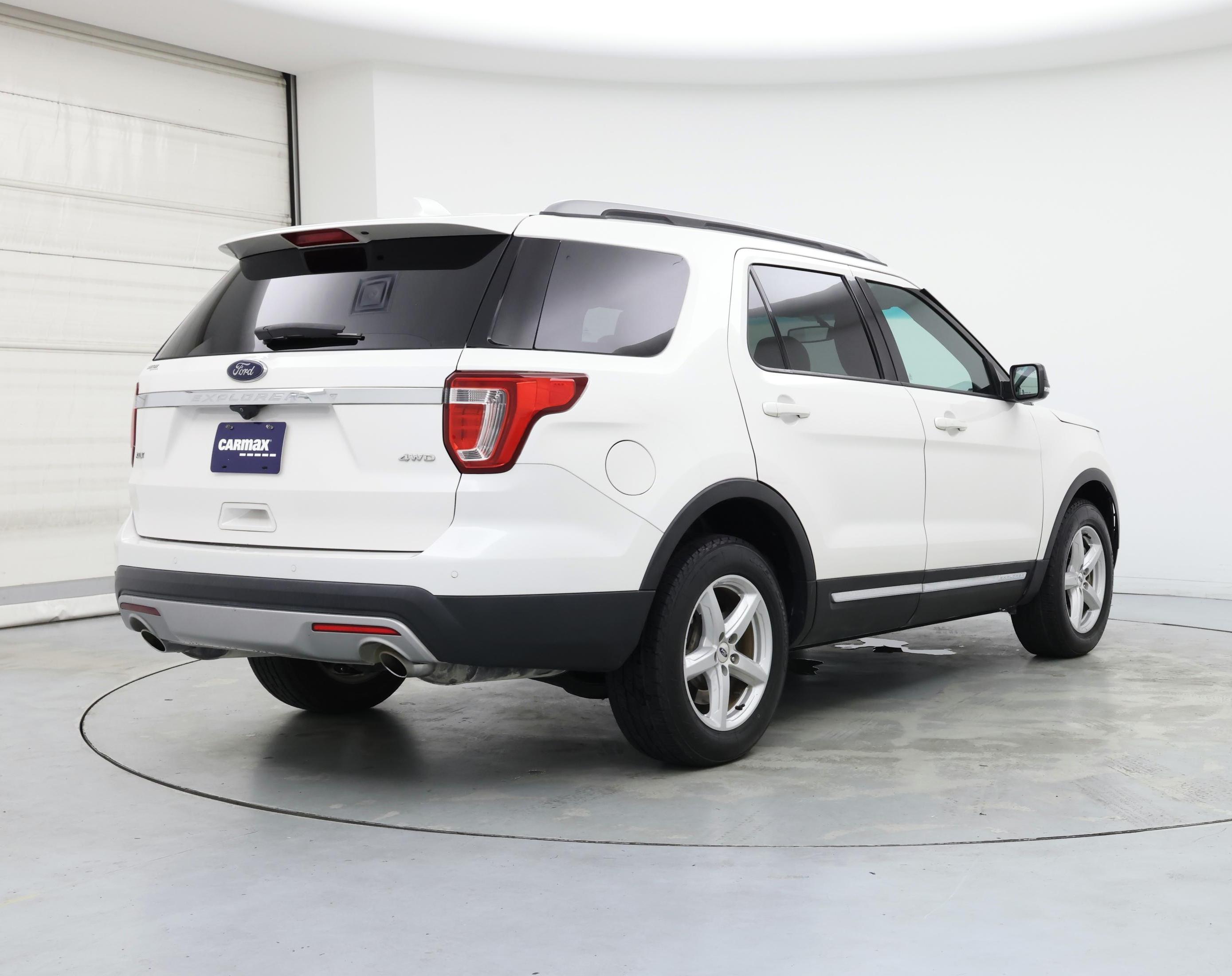 Thumbnail: 2017 Ford Explorer - 8