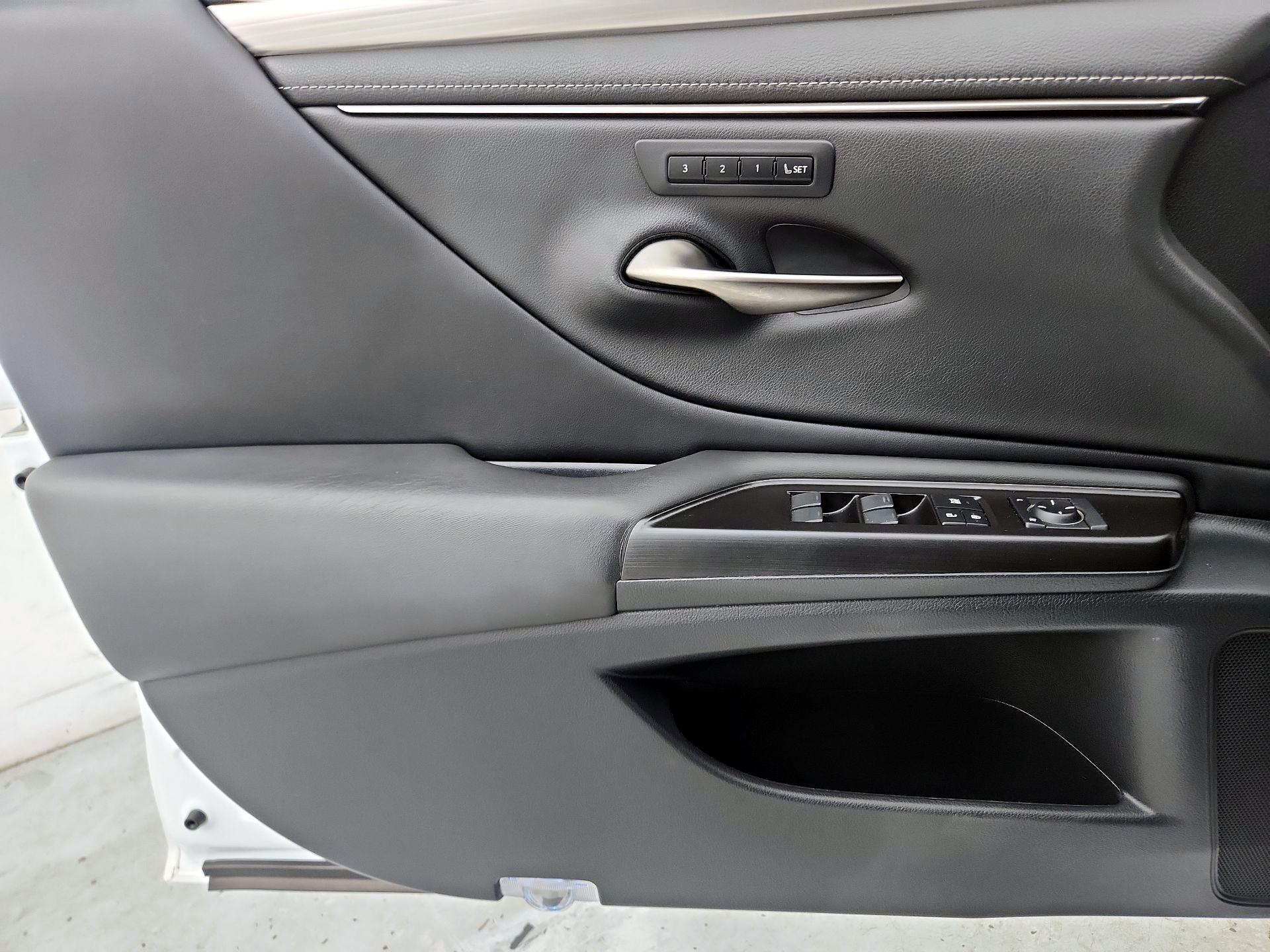 Thumbnail: 2019 Lexus ES - 12