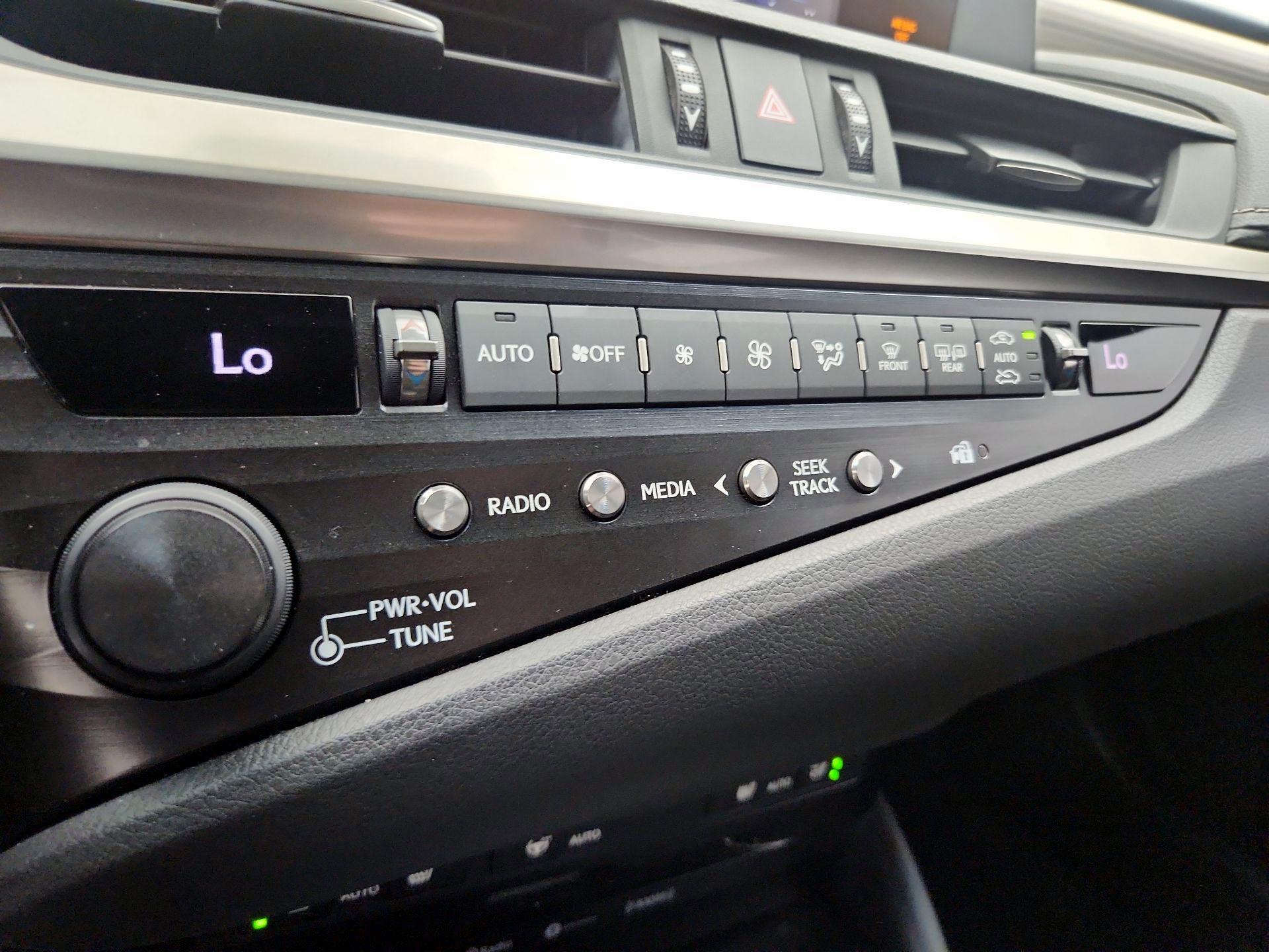 Thumbnail: 2019 Lexus ES - 16