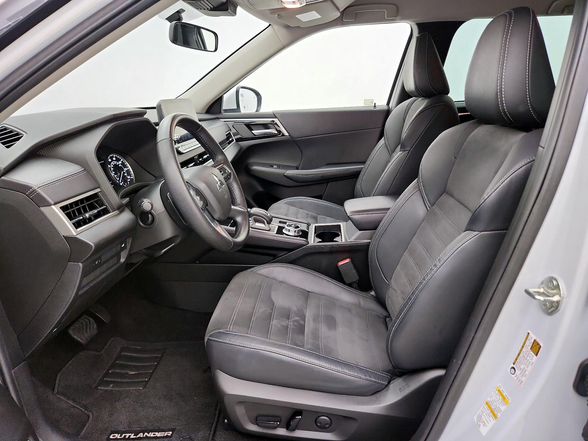 Thumbnail: 2023 Mitsubishi Outlander - 11