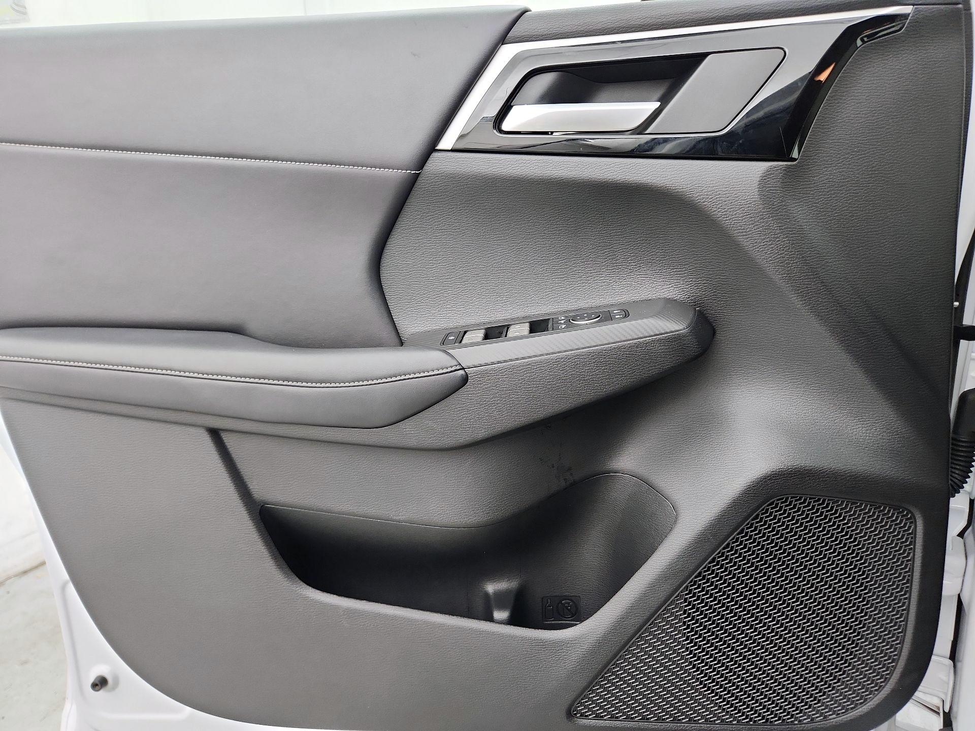 Thumbnail: 2023 Mitsubishi Outlander - 12