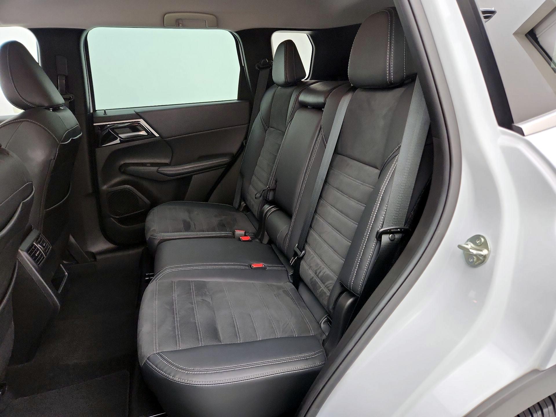 Thumbnail: 2023 Mitsubishi Outlander - 20