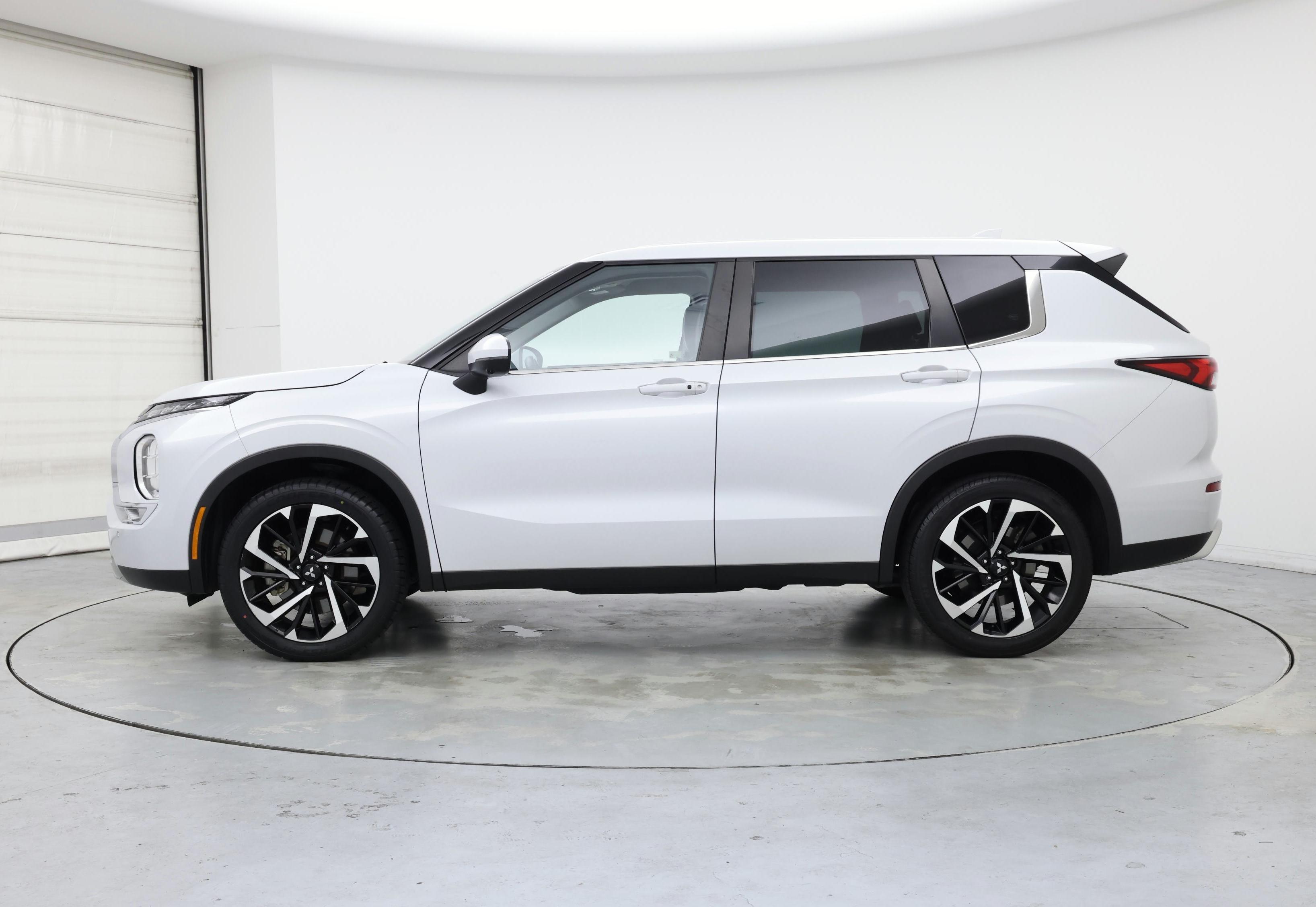 Thumbnail: 2023 Mitsubishi Outlander - 3