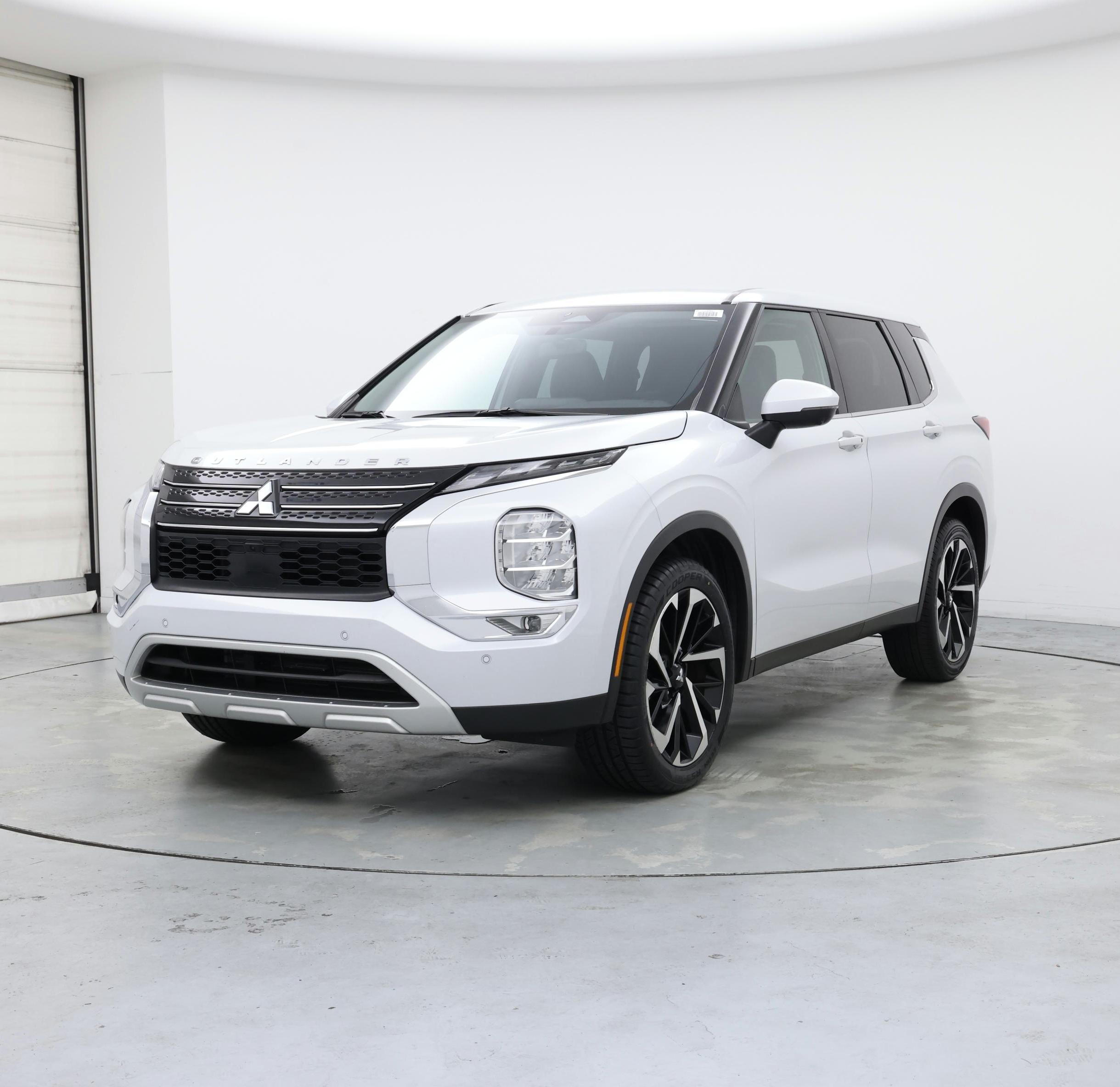 Thumbnail: 2023 Mitsubishi Outlander - 4