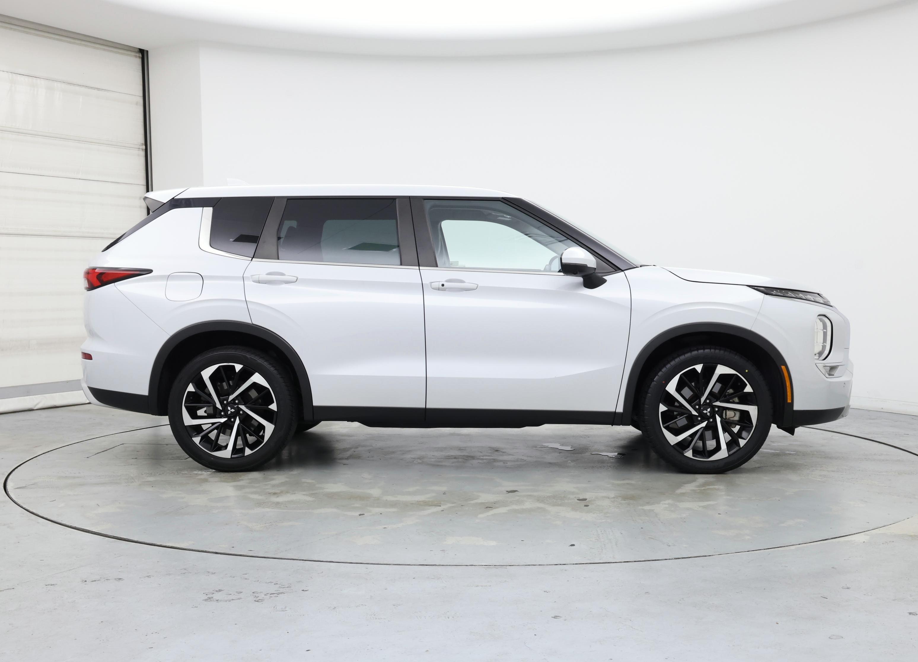 Thumbnail: 2023 Mitsubishi Outlander - 7