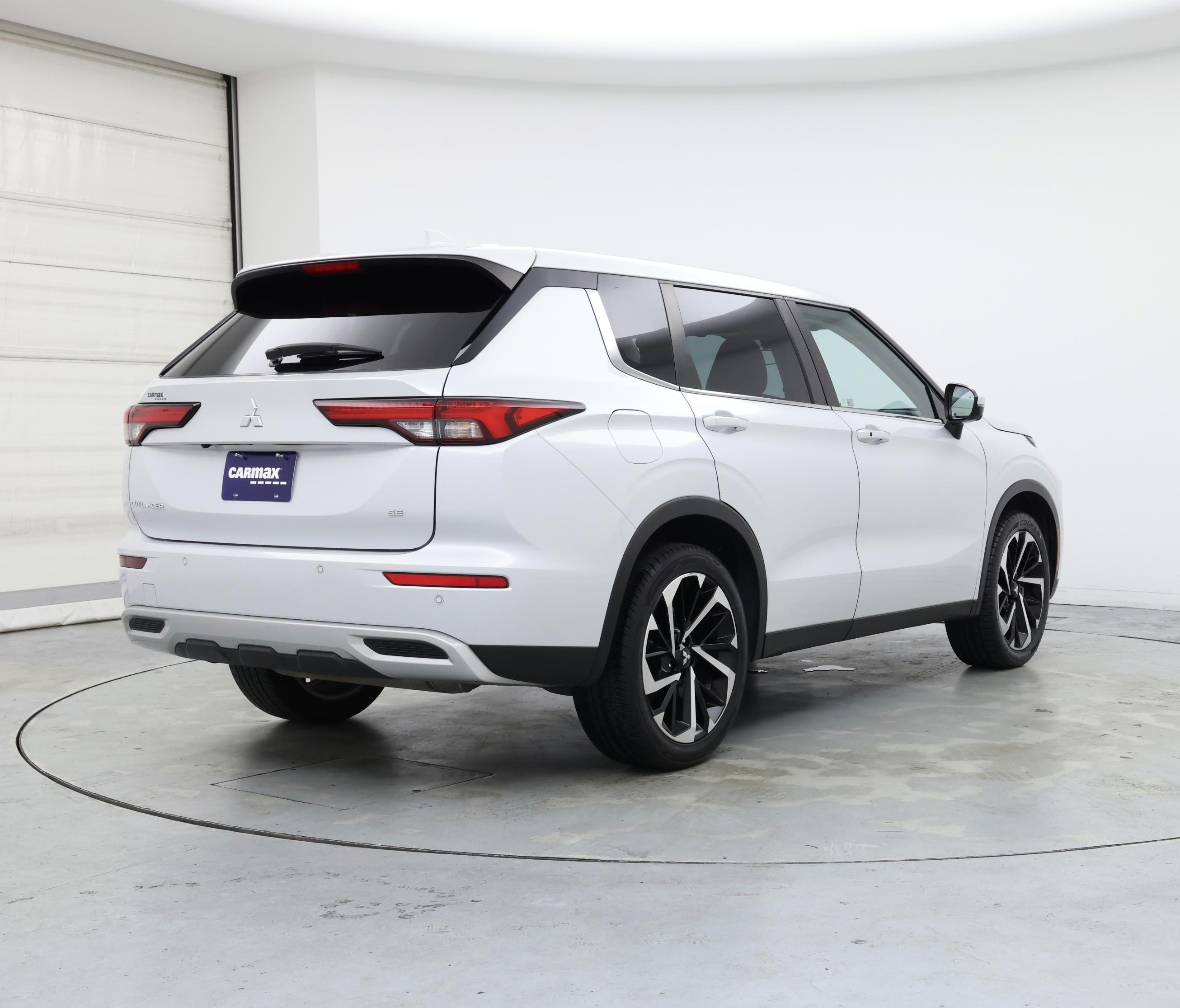 Thumbnail: 2023 Mitsubishi Outlander - 8