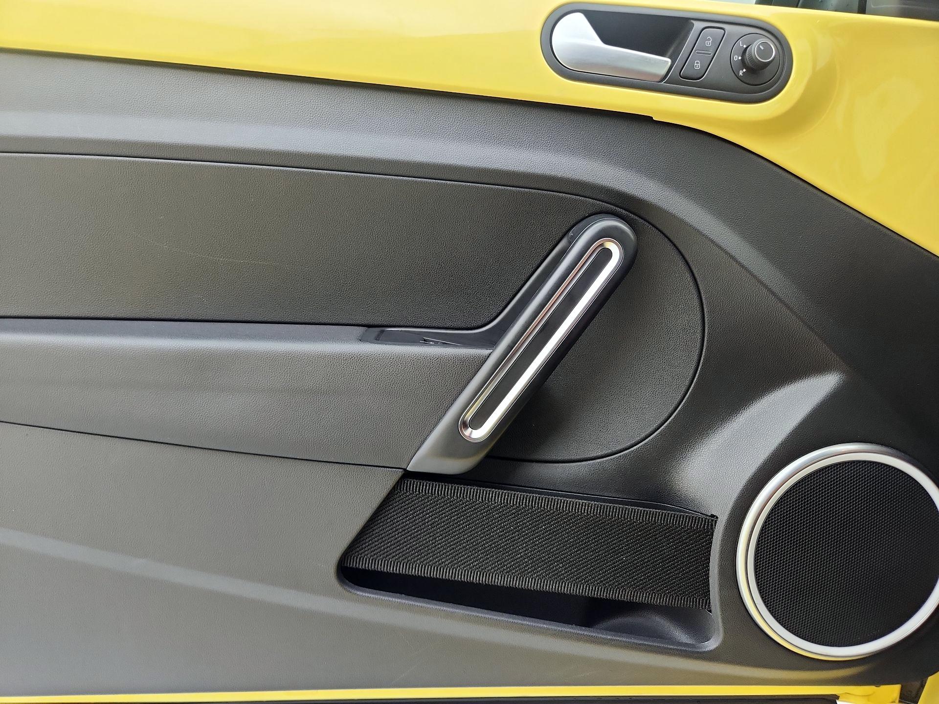 Thumbnail: 2015 Volkswagen Beetle - 12