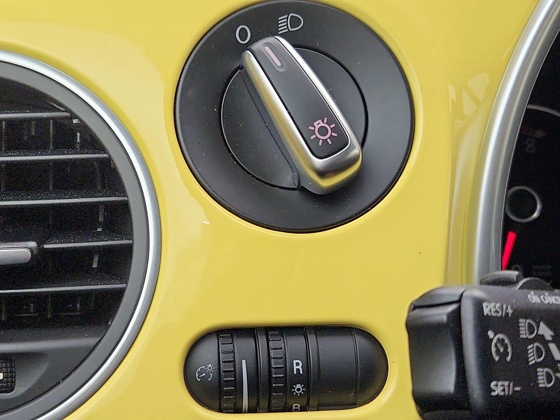 Thumbnail: 2015 Volkswagen Beetle - 13