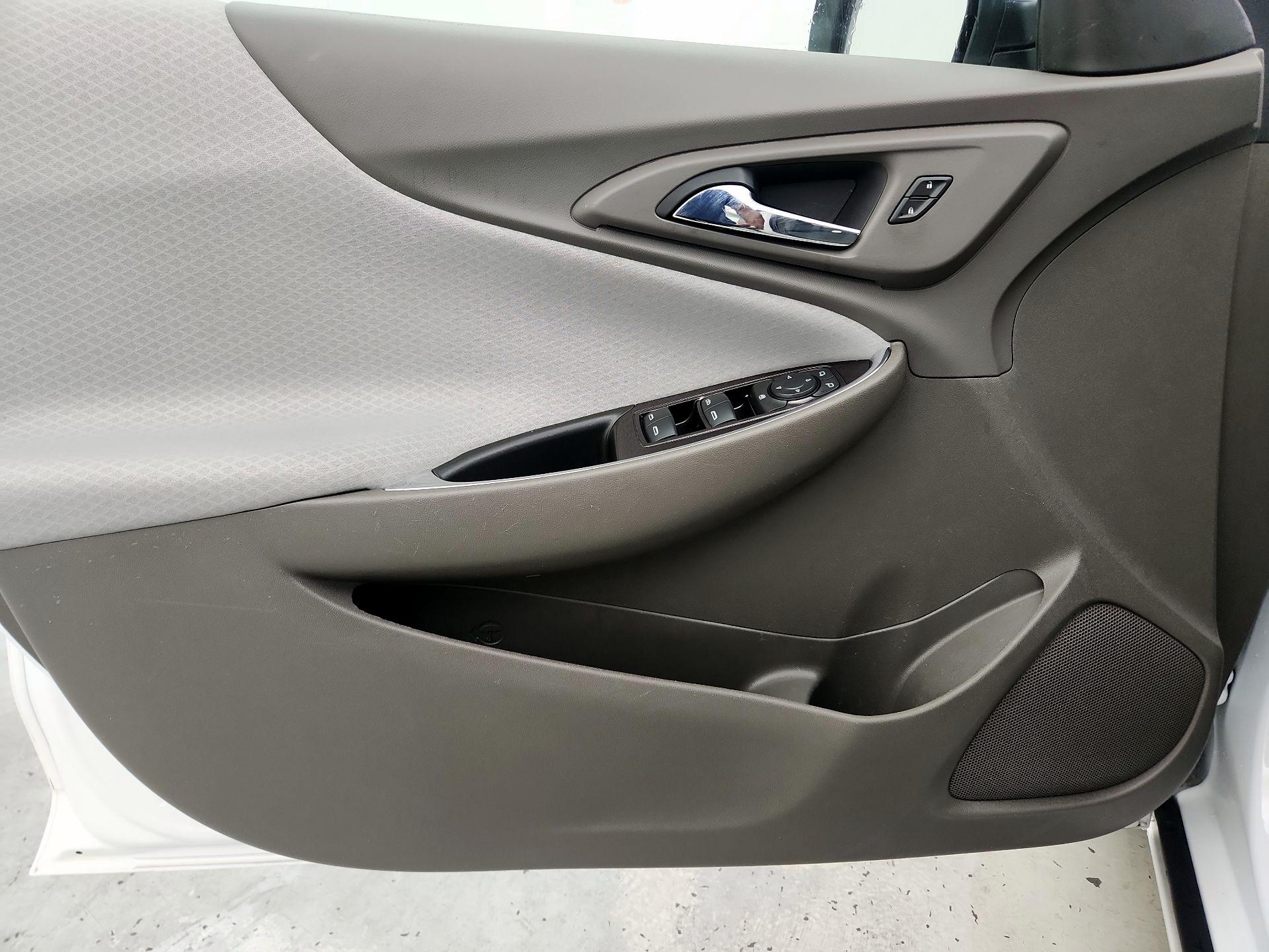 Thumbnail: 2018 Chevrolet Malibu - 12