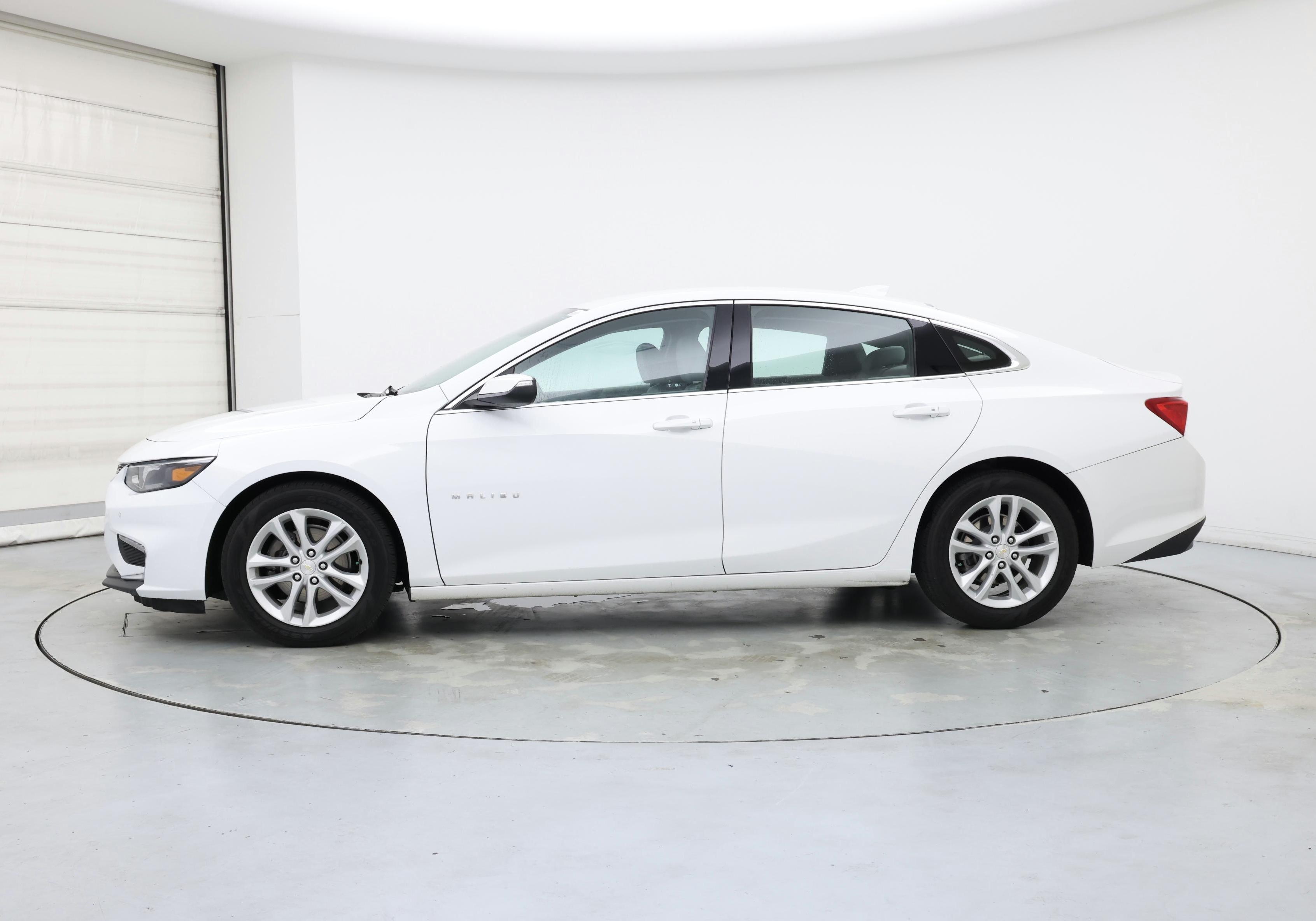 Thumbnail: 2018 Chevrolet Malibu - 3