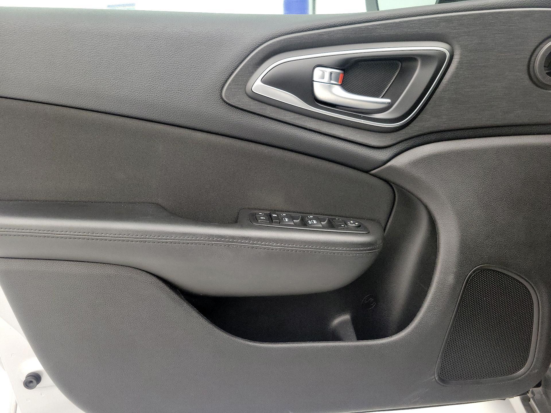 Thumbnail: 2016 Chrysler 200 - 12