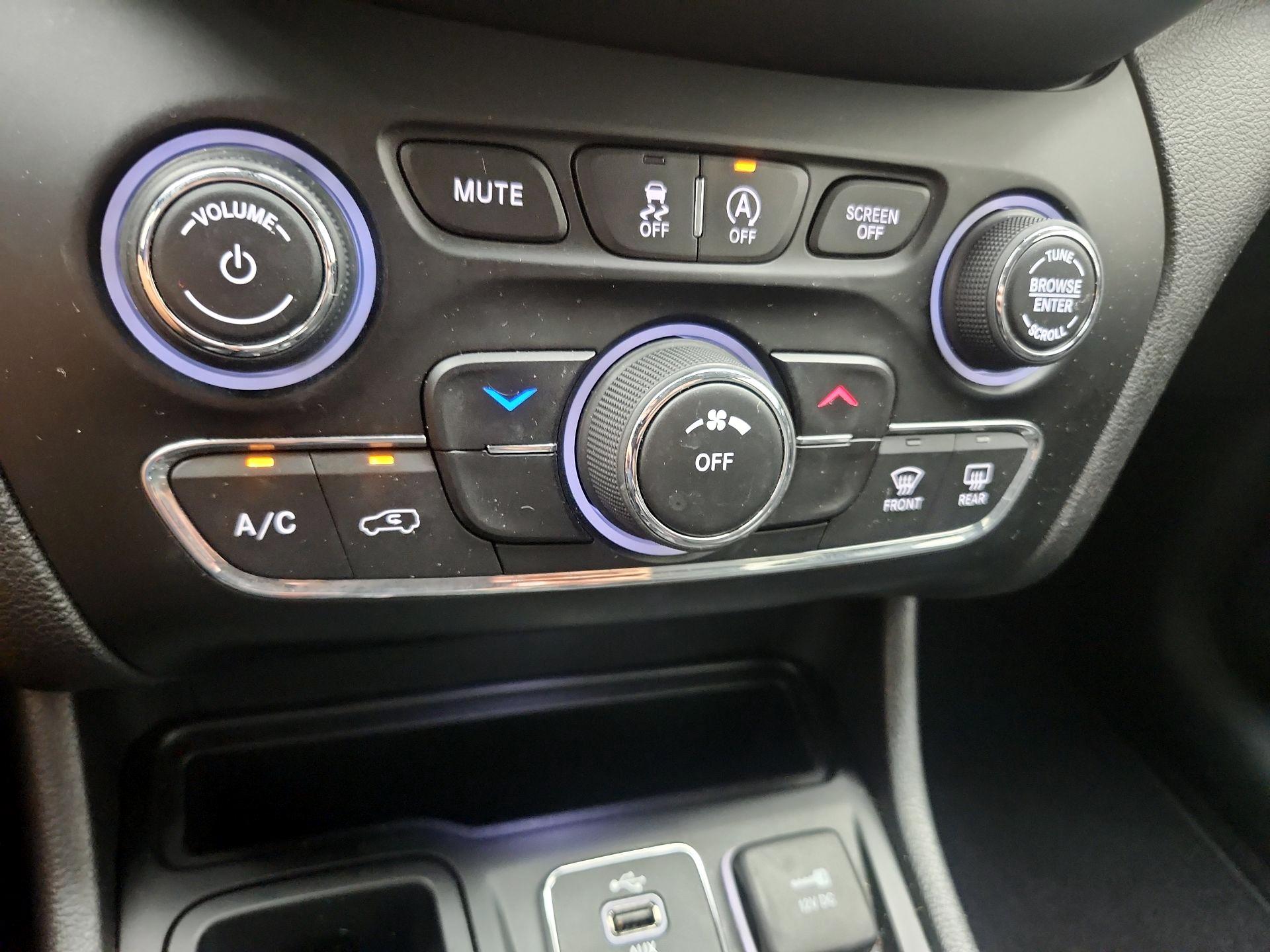 Thumbnail: 2019 Jeep Cherokee - 16