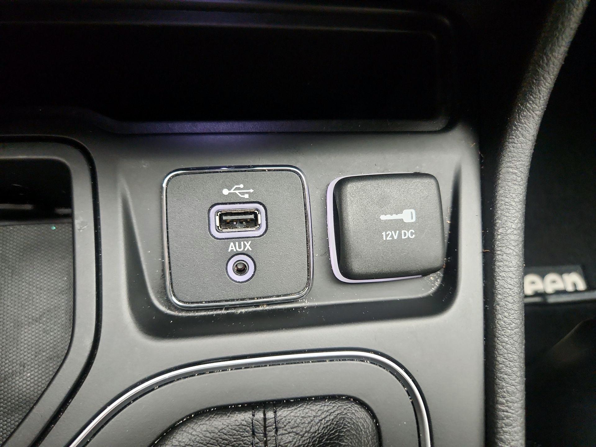 Thumbnail: 2019 Jeep Cherokee - 18