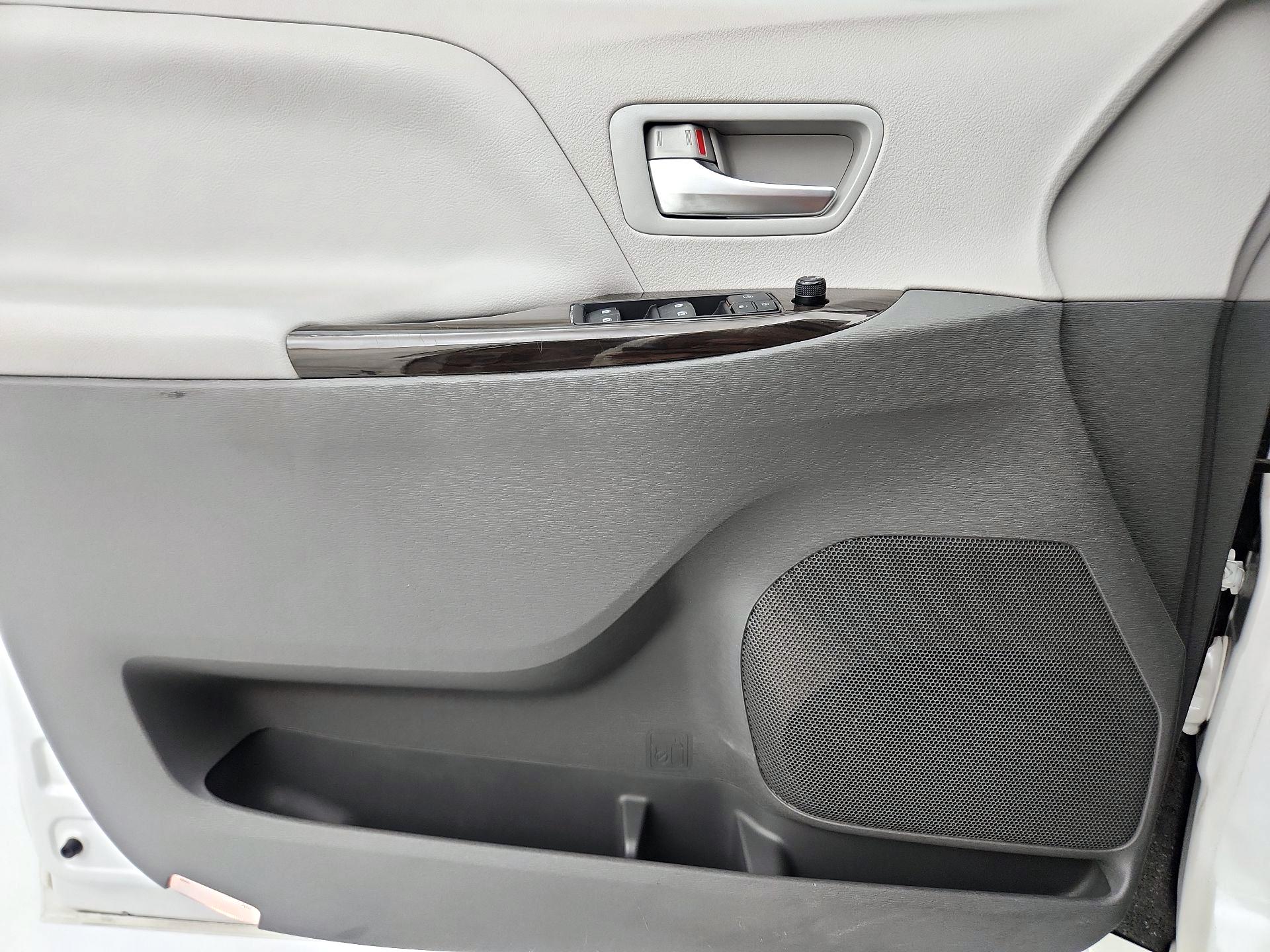 Thumbnail: 2016 Toyota Sienna - 12