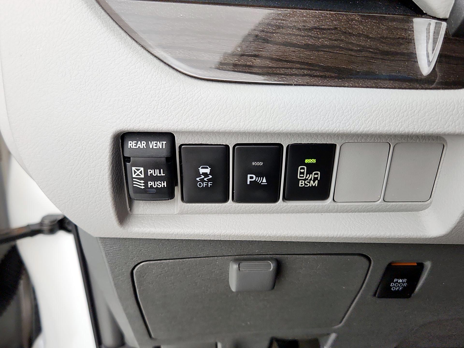 Thumbnail: 2016 Toyota Sienna - 13