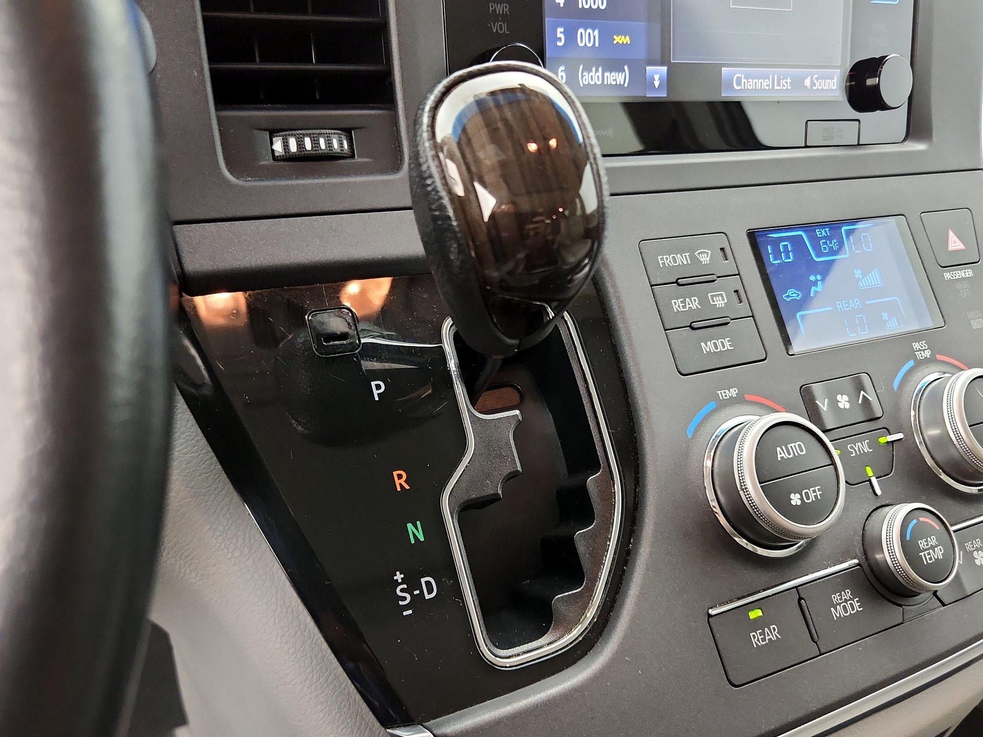 Thumbnail: 2016 Toyota Sienna - 17