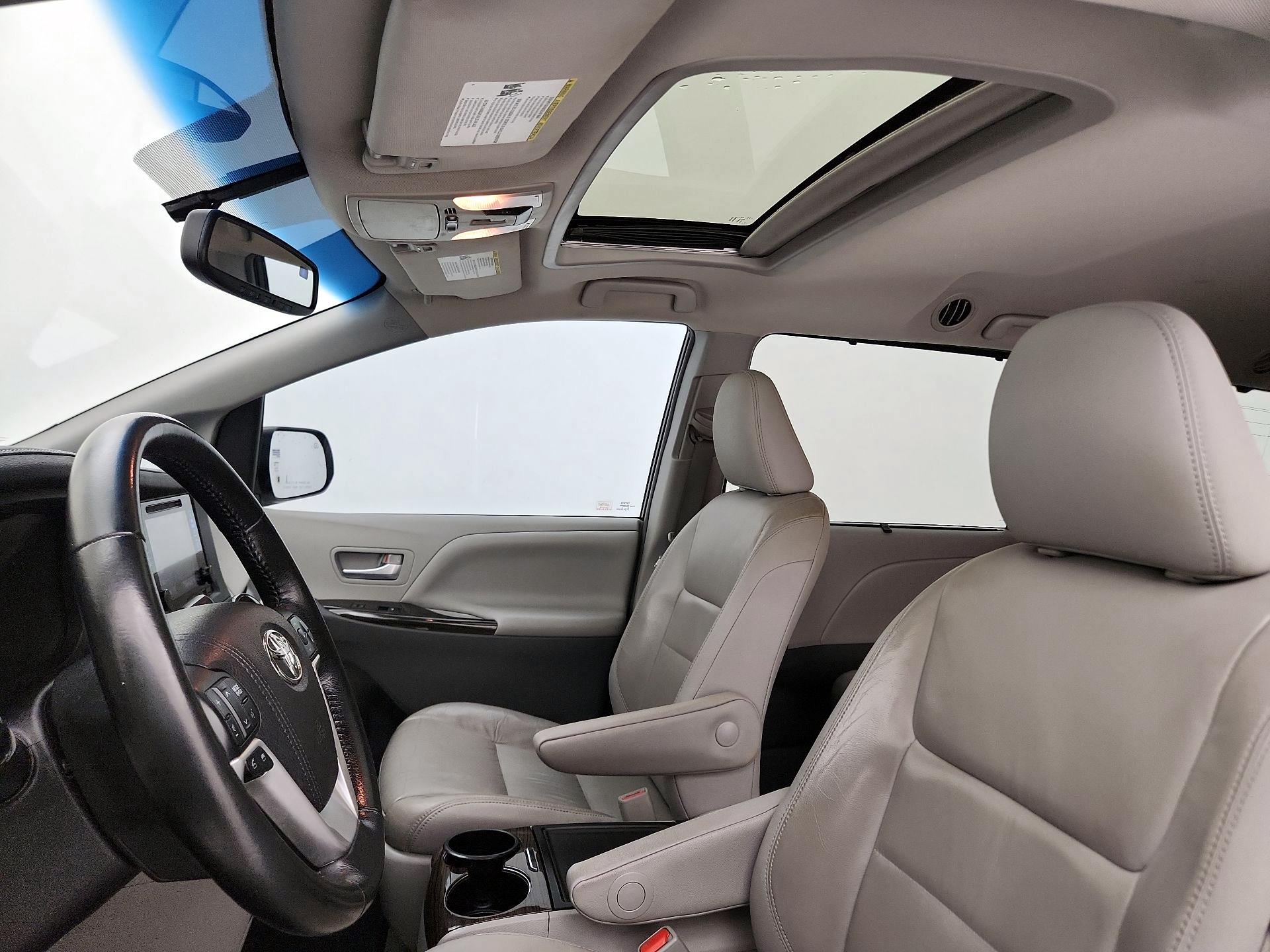 Thumbnail: 2016 Toyota Sienna - 19