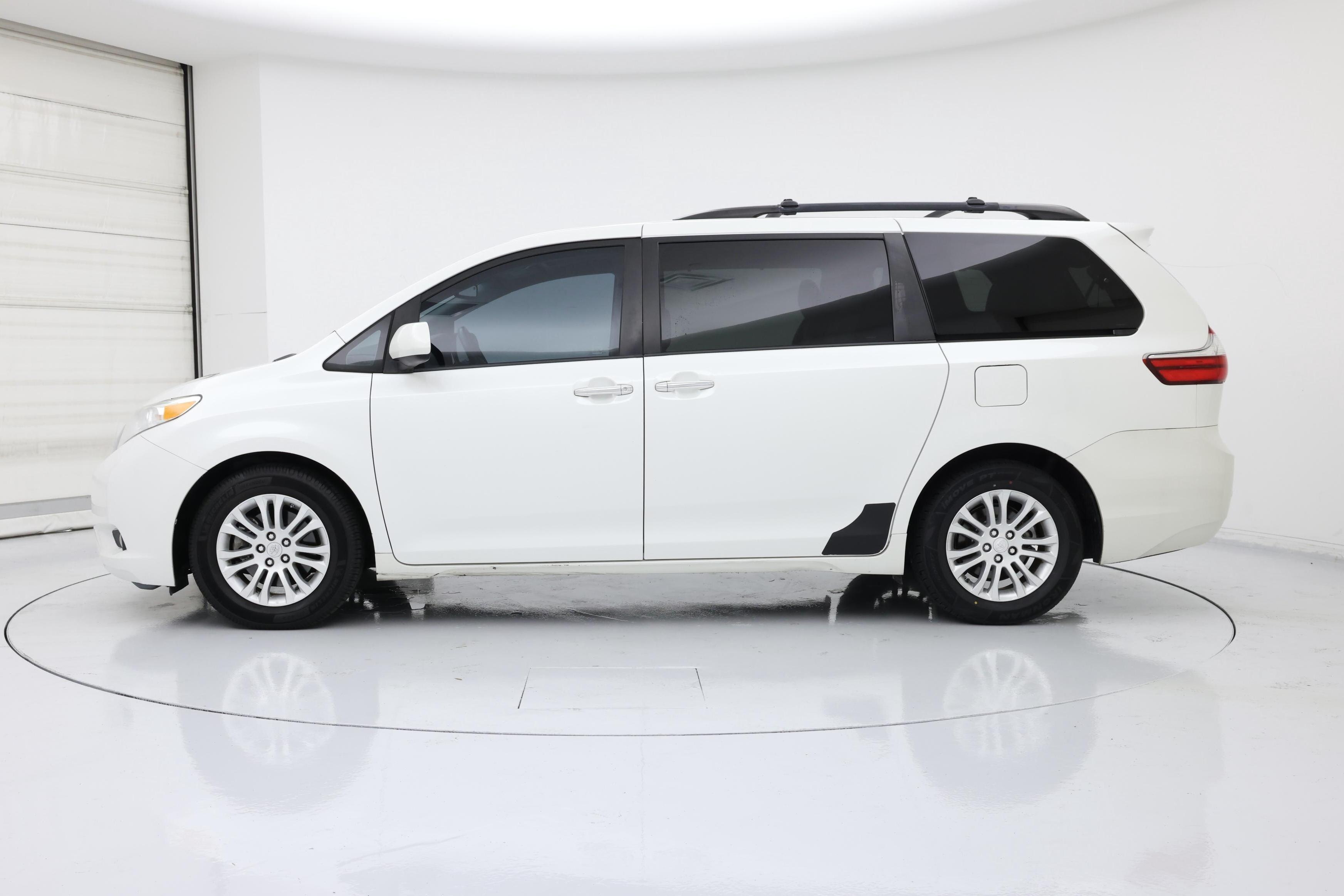 Thumbnail: 2016 Toyota Sienna - 3