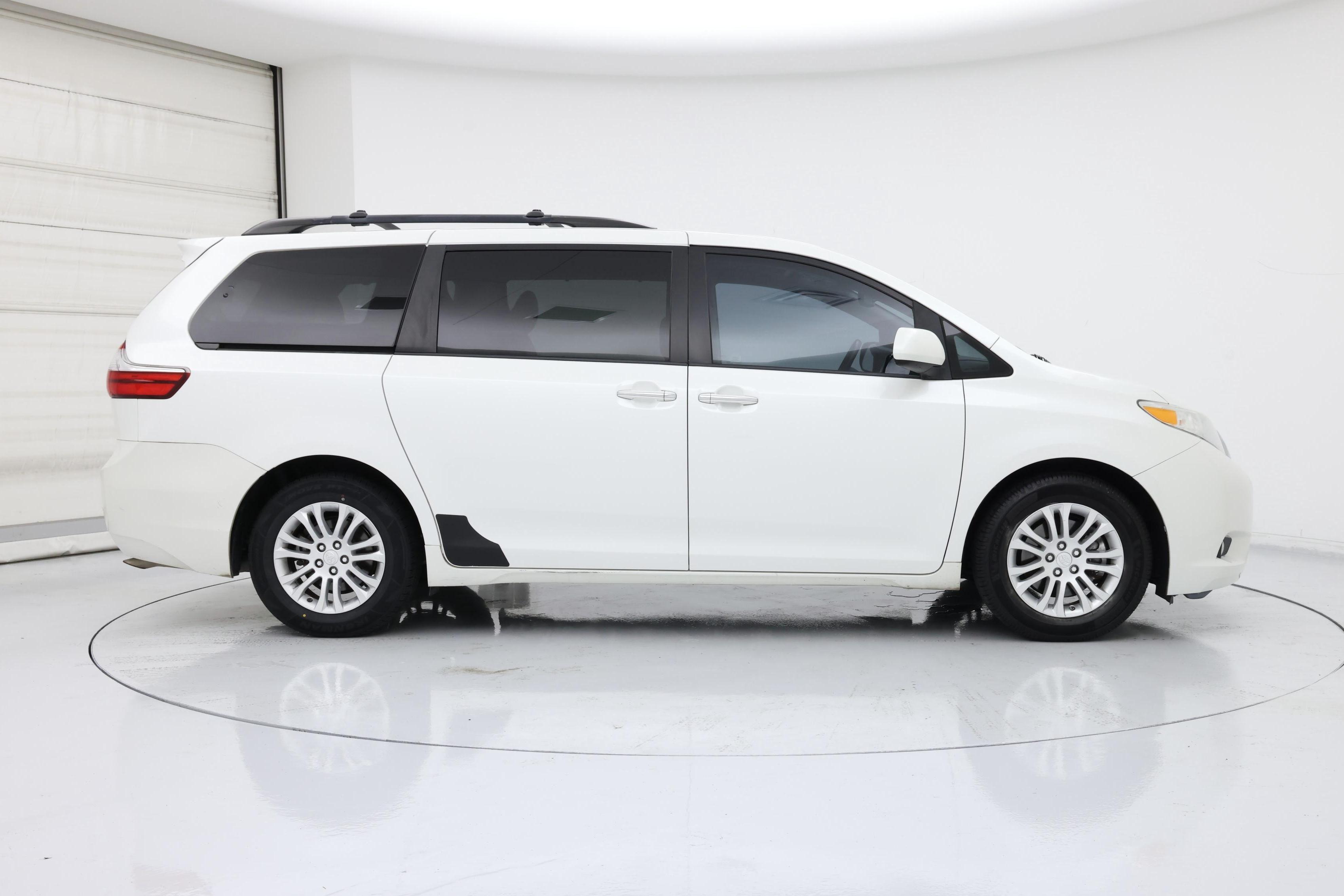 Thumbnail: 2016 Toyota Sienna - 7