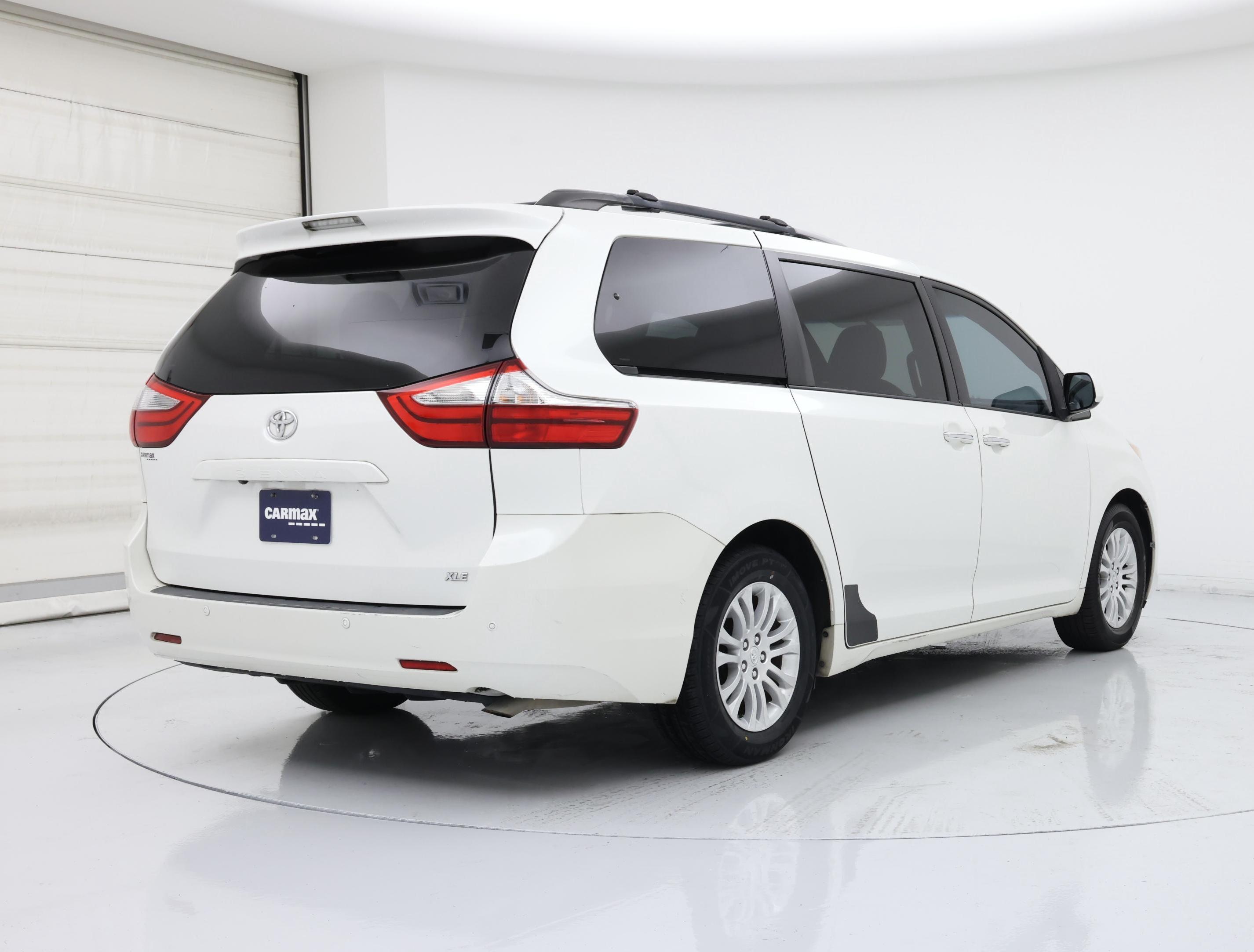 Thumbnail: 2016 Toyota Sienna - 8