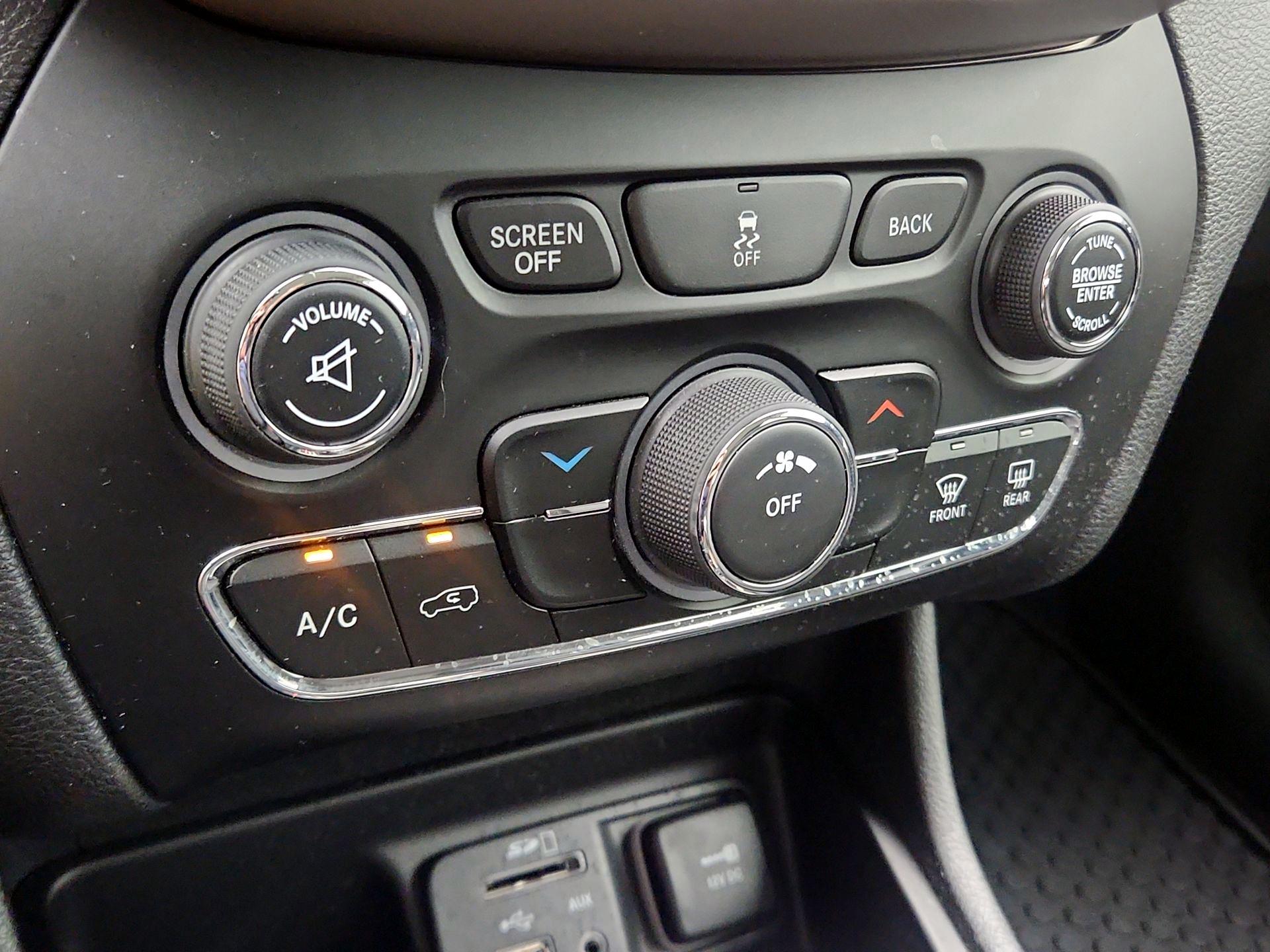 Thumbnail: 2018 Jeep Cherokee - 17
