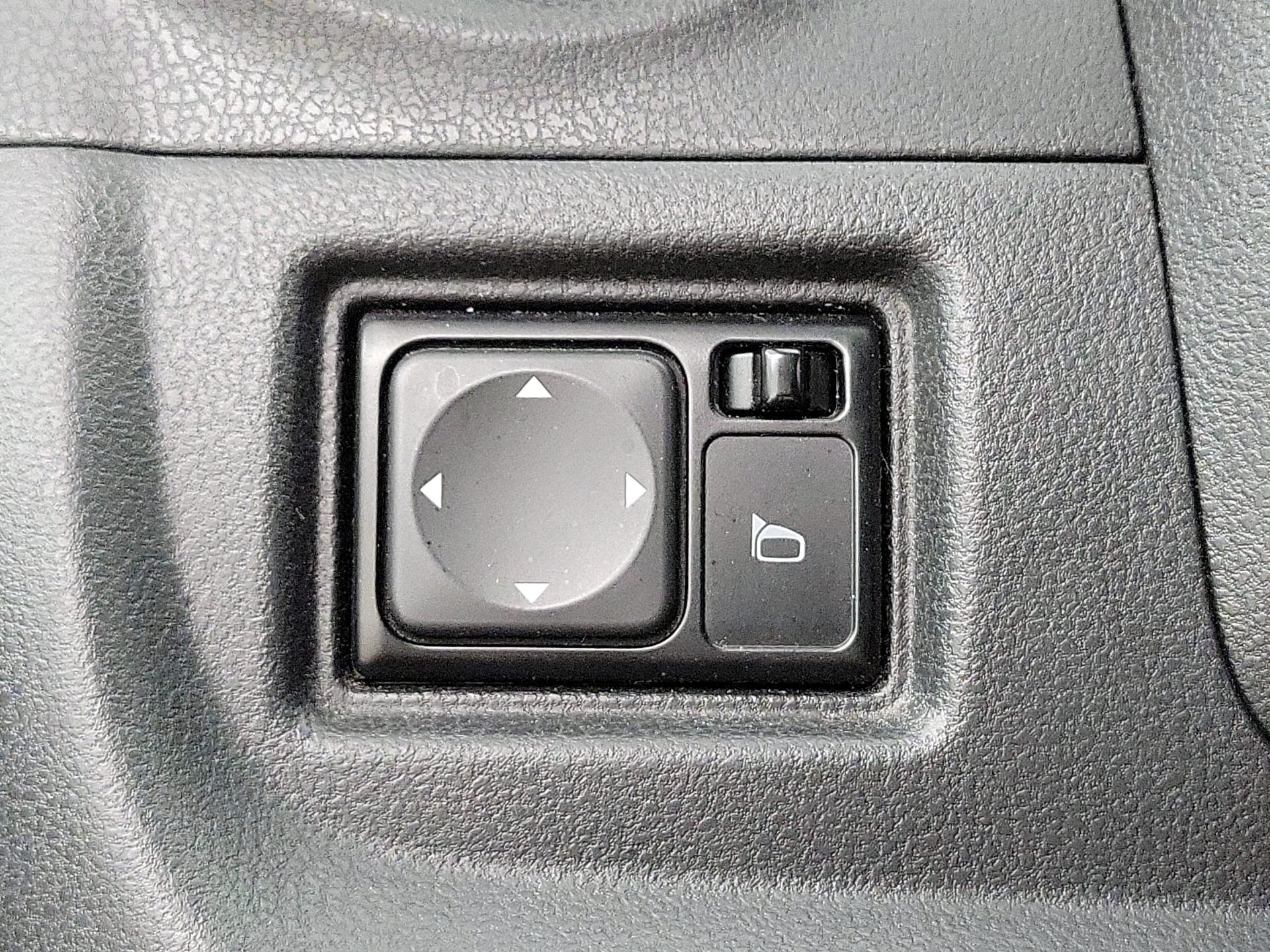 Thumbnail: 2015 Nissan Versa Note - 13