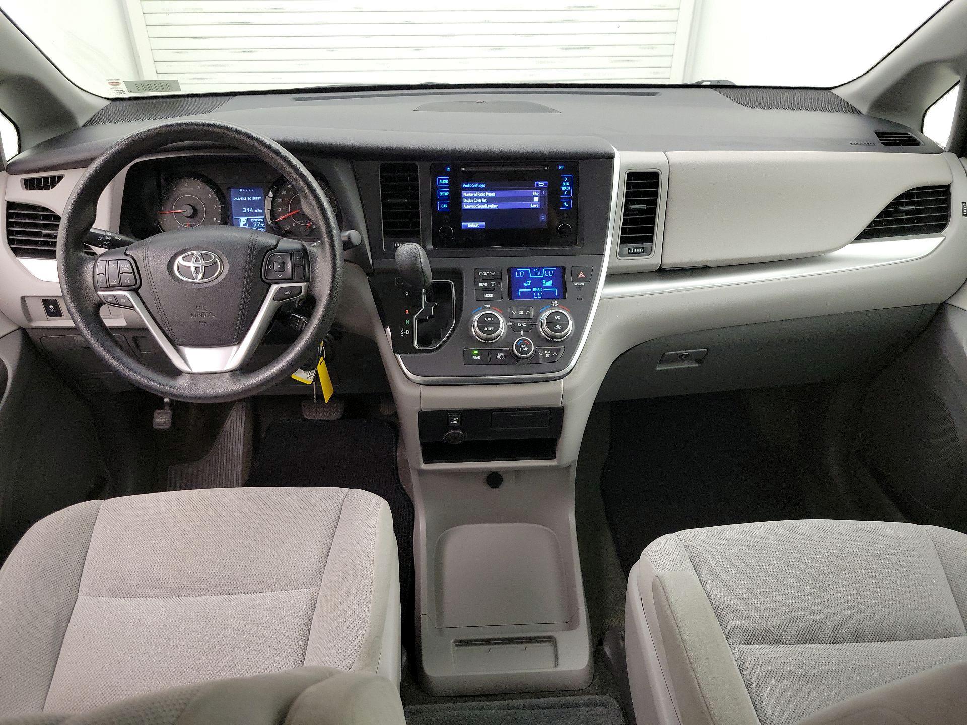 Thumbnail: 2016 Toyota Sienna - 9