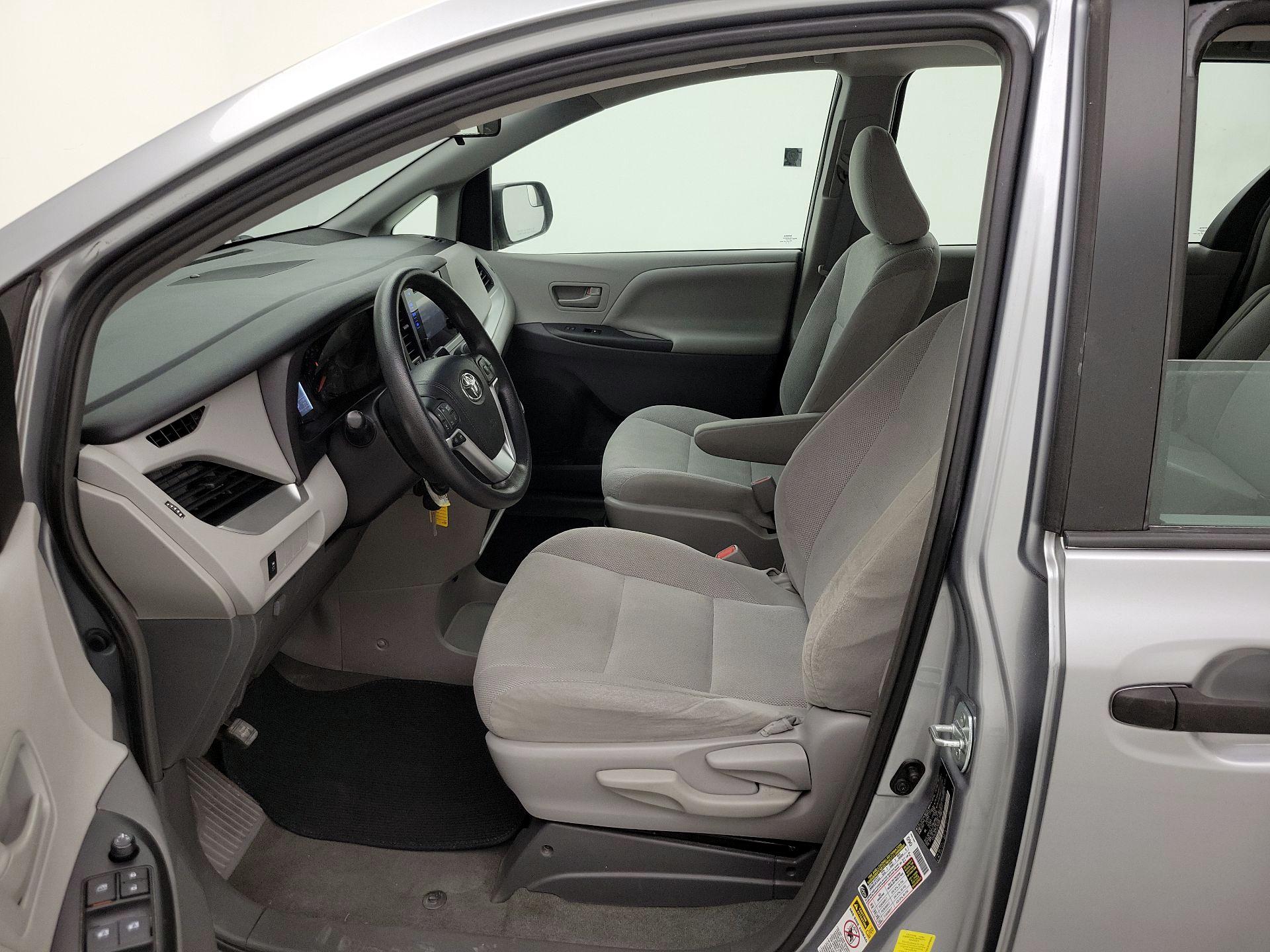Thumbnail: 2016 Toyota Sienna - 11