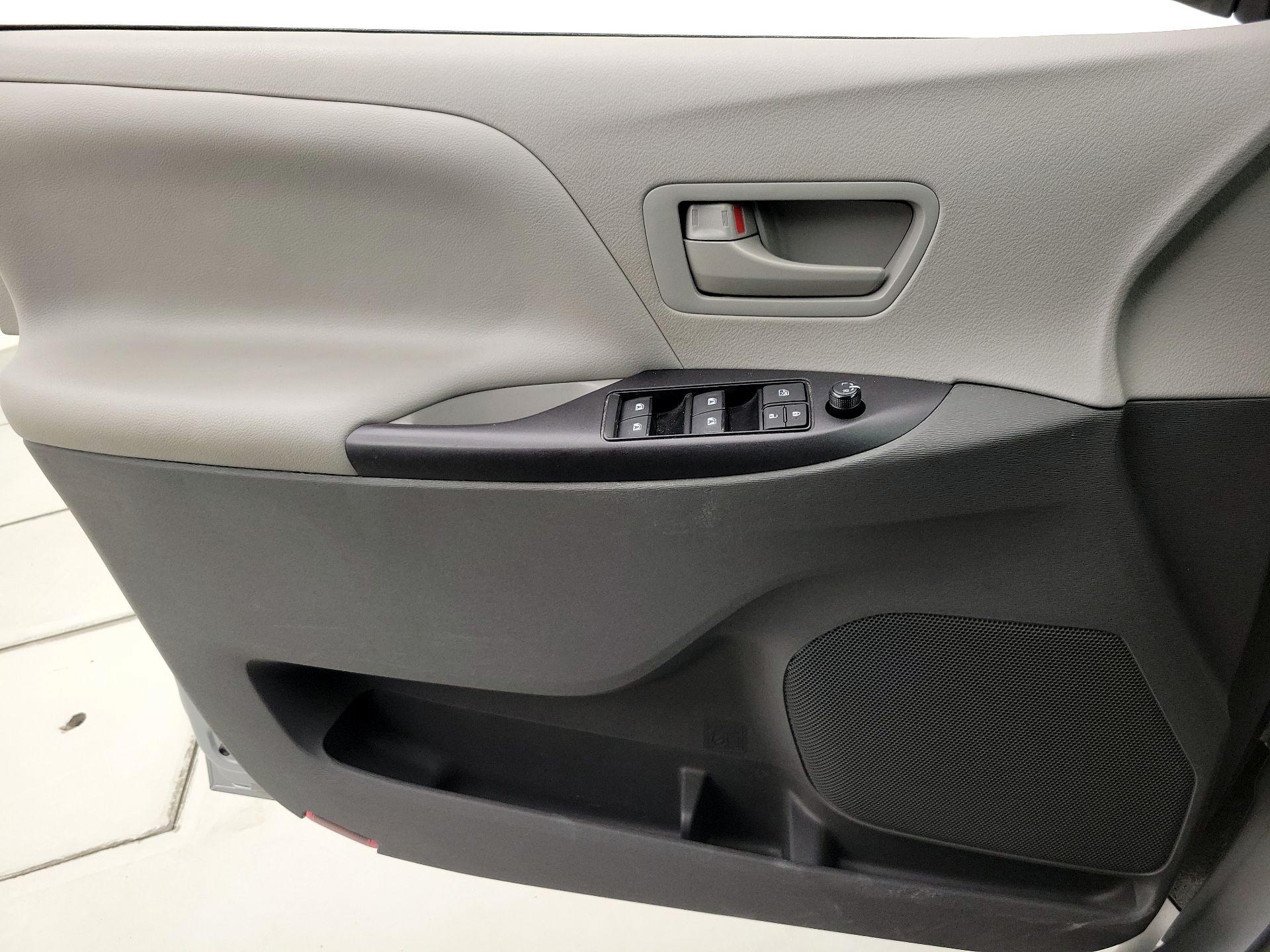Thumbnail: 2016 Toyota Sienna - 12