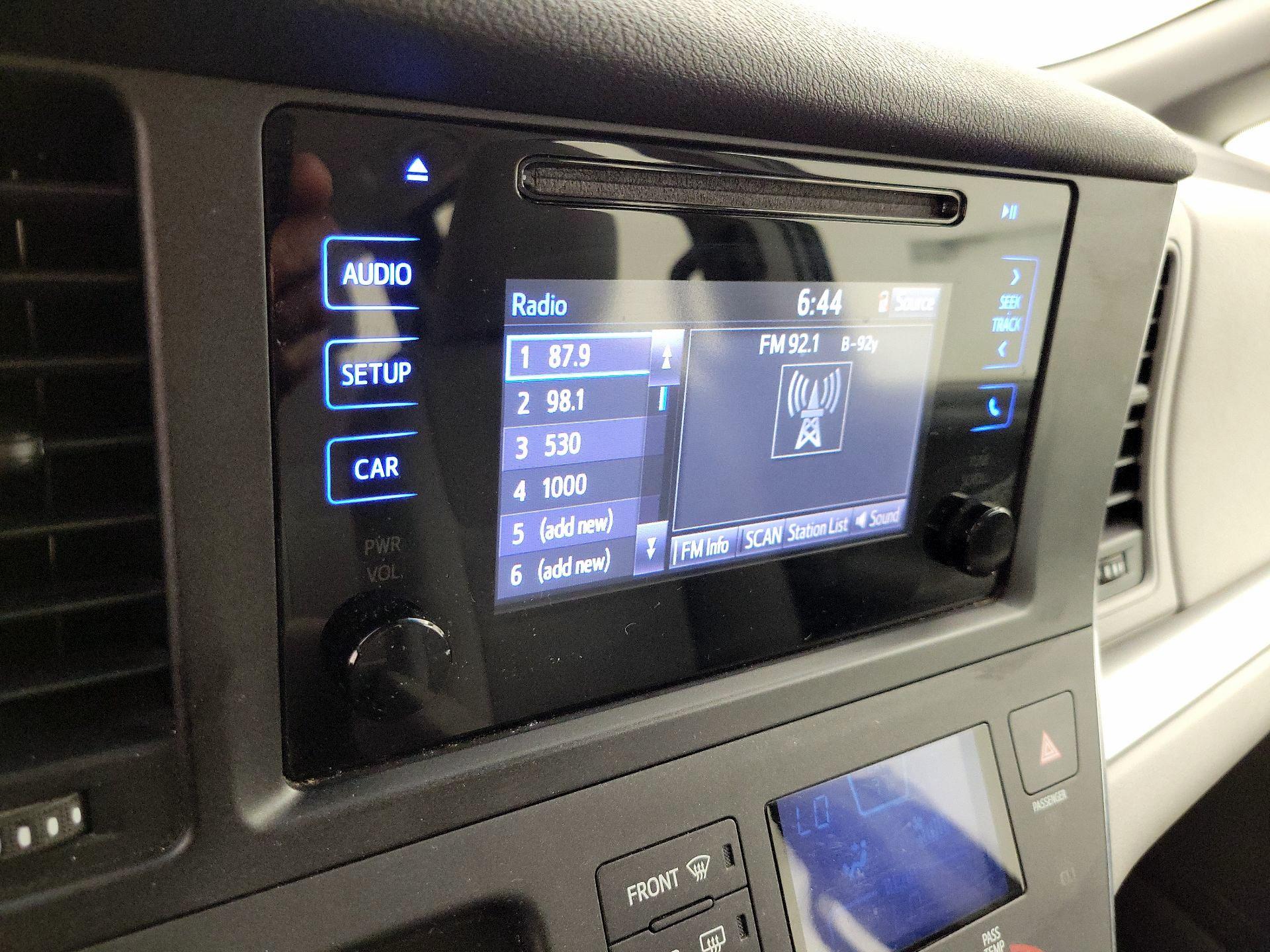 Thumbnail: 2016 Toyota Sienna - 15