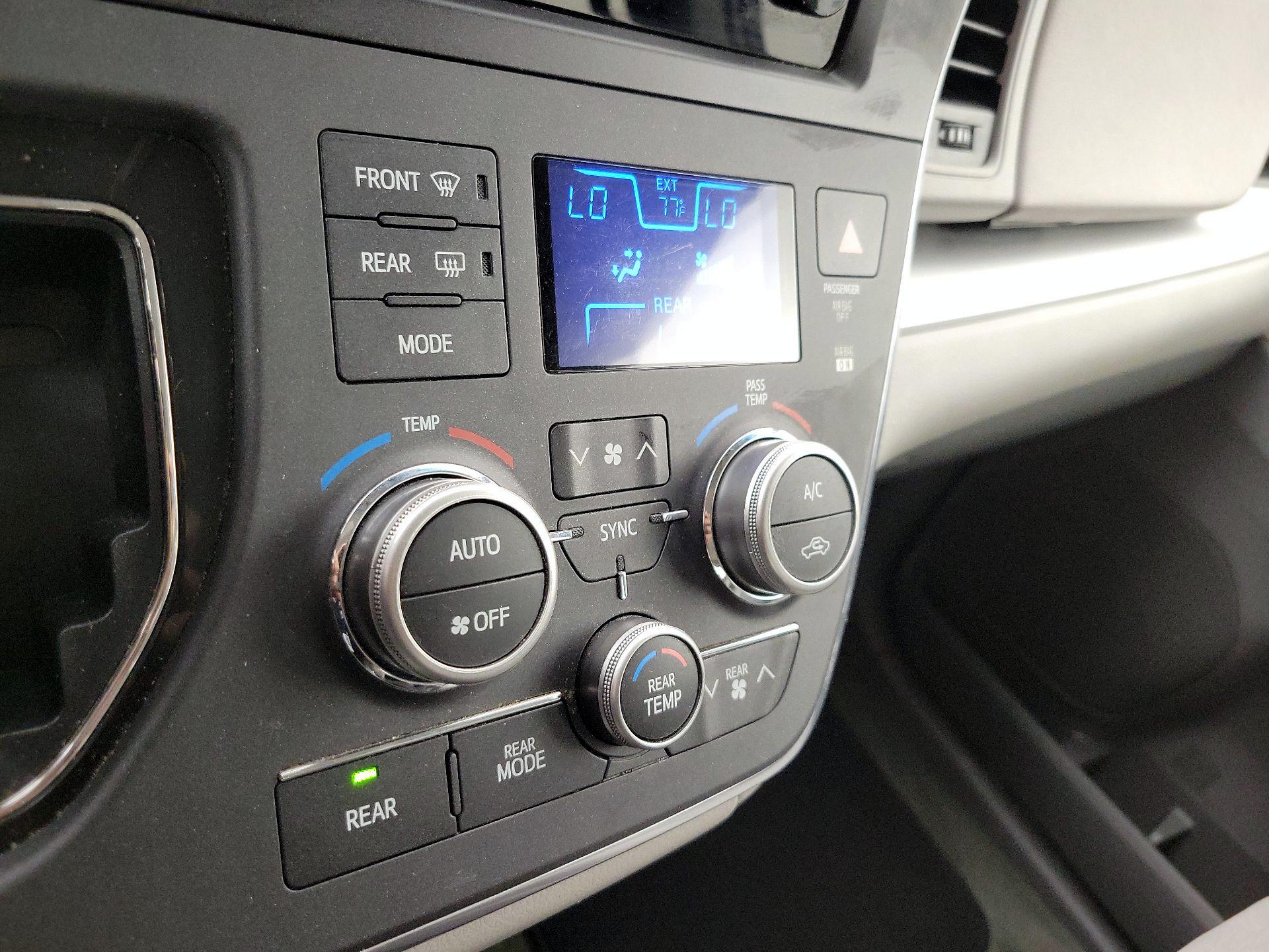 Thumbnail: 2016 Toyota Sienna - 16