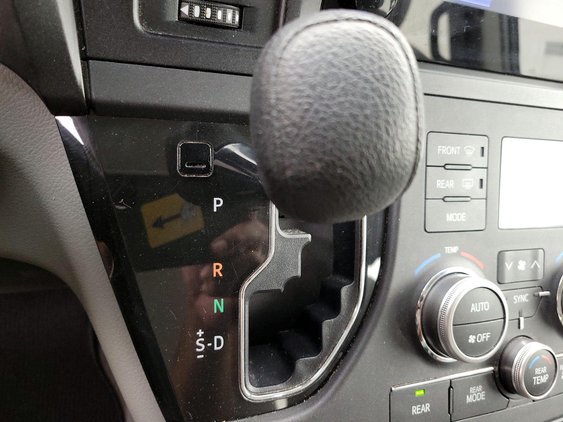 Thumbnail: 2016 Toyota Sienna - 17