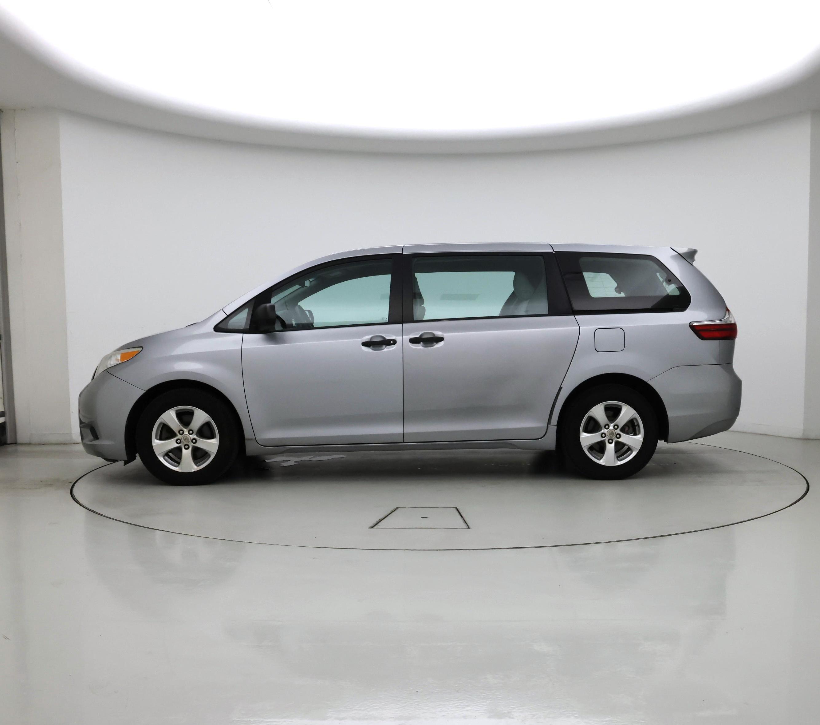 Thumbnail: 2016 Toyota Sienna - 3