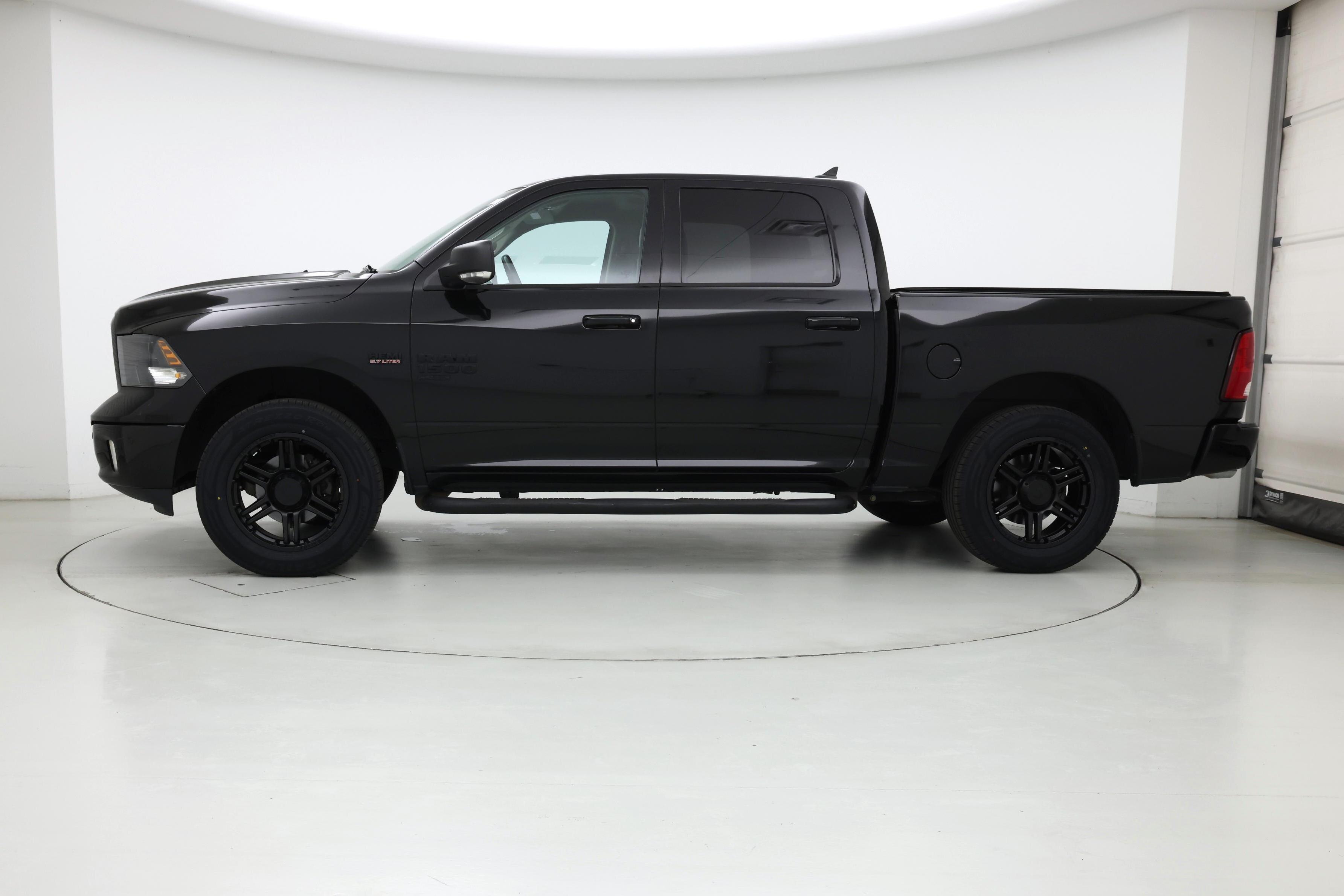 Thumbnail: 2019 RAM 1500 Classic - 3