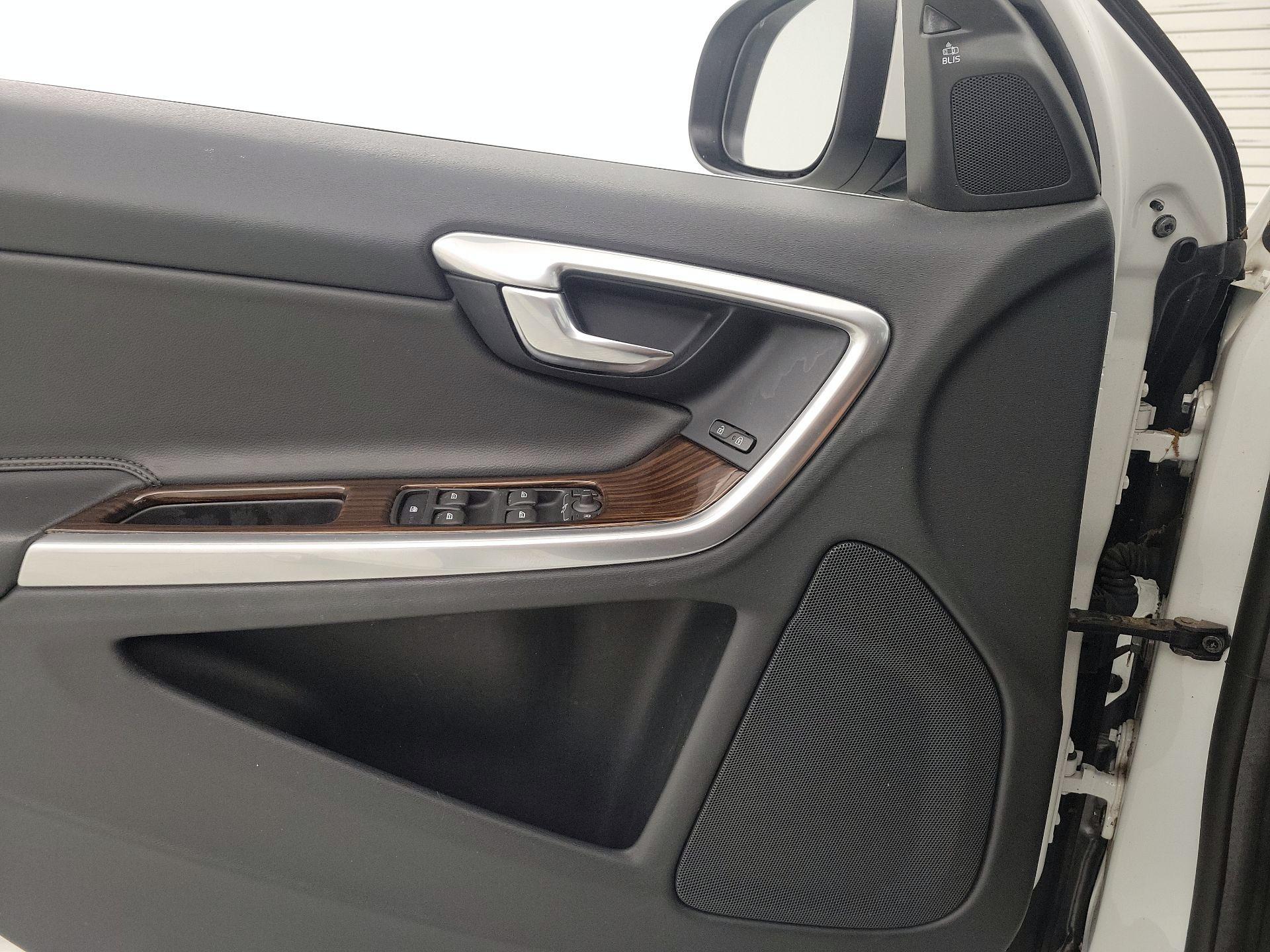 Thumbnail: 2017 Volvo V60 - 12