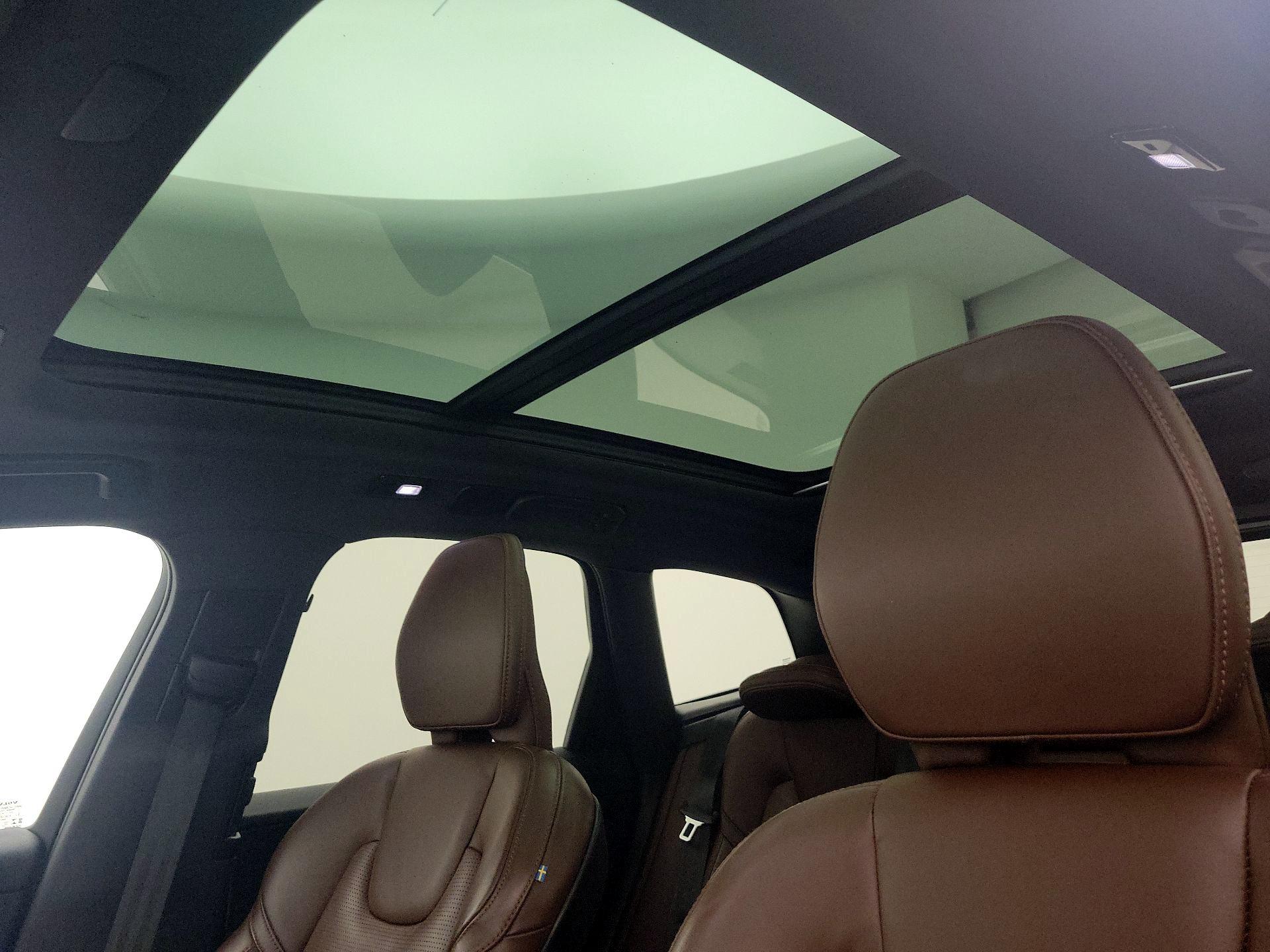 Thumbnail: 2022 Volvo XC60 - 17