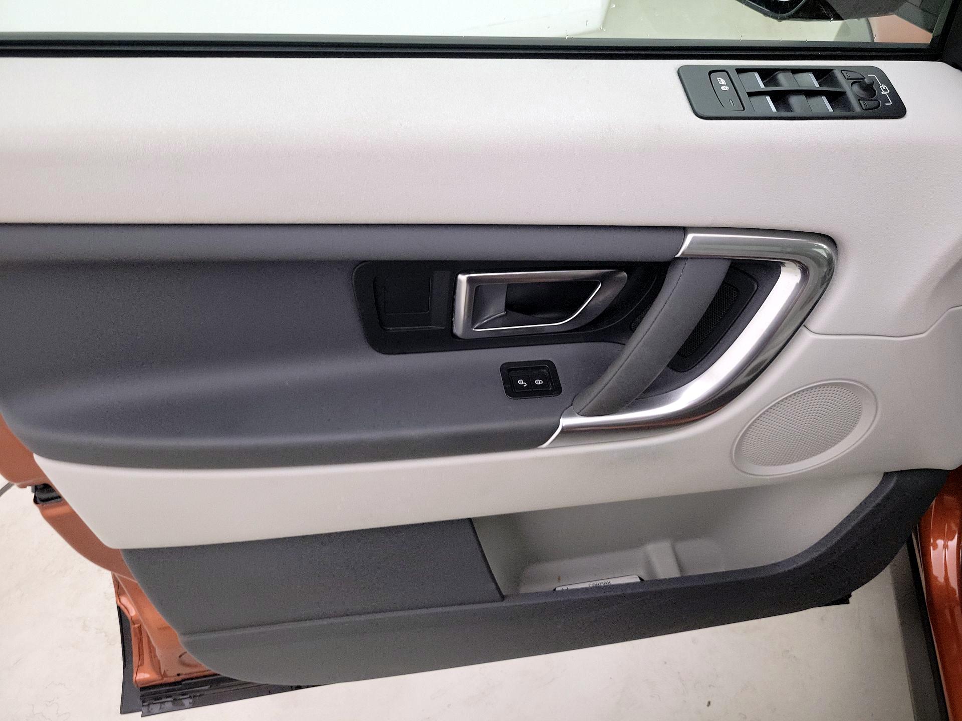 Thumbnail: 2019 Land Rover Discovery Sport - 12