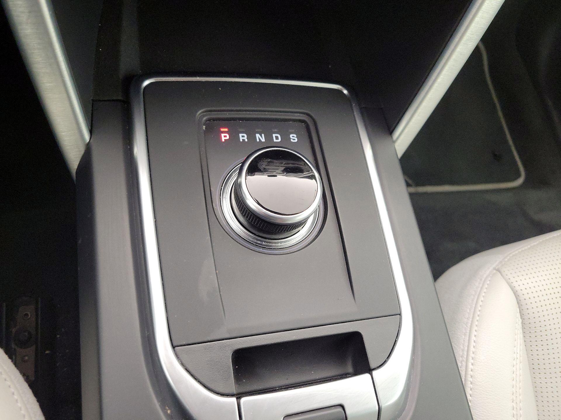 Thumbnail: 2019 Land Rover Discovery Sport - 17