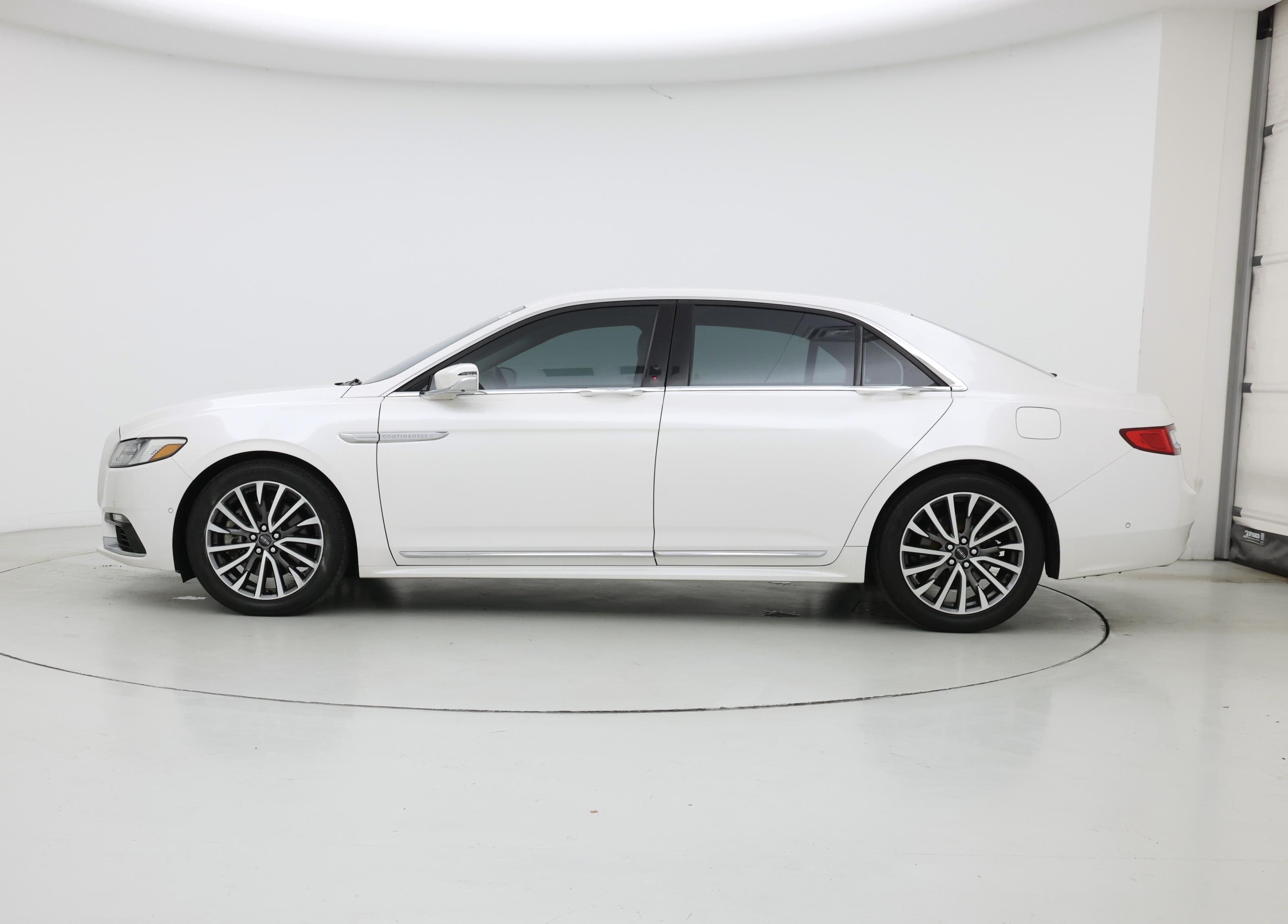 Thumbnail: 2017 Lincoln Continental - 3