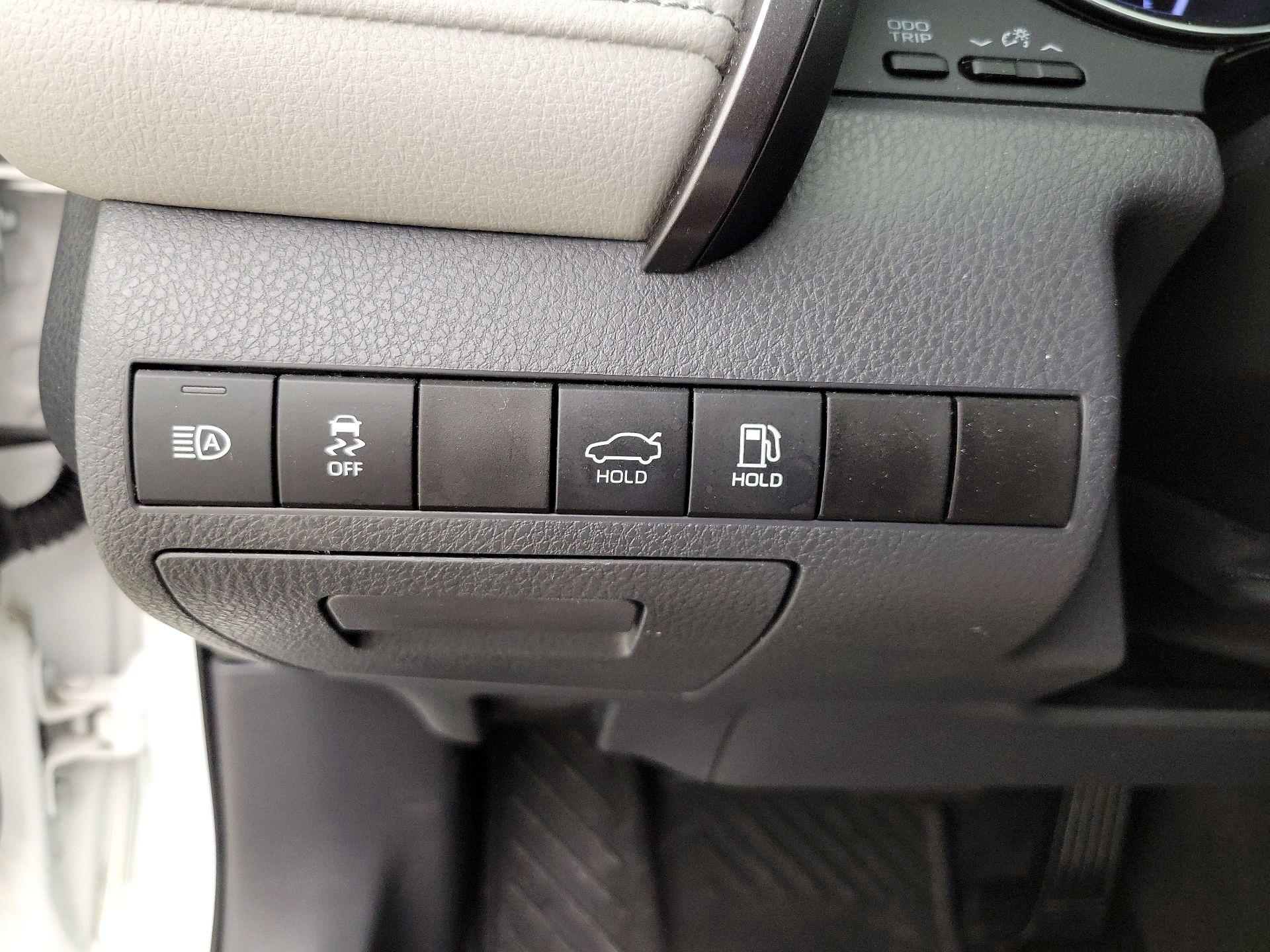 Thumbnail: 2019 Toyota Camry - 13