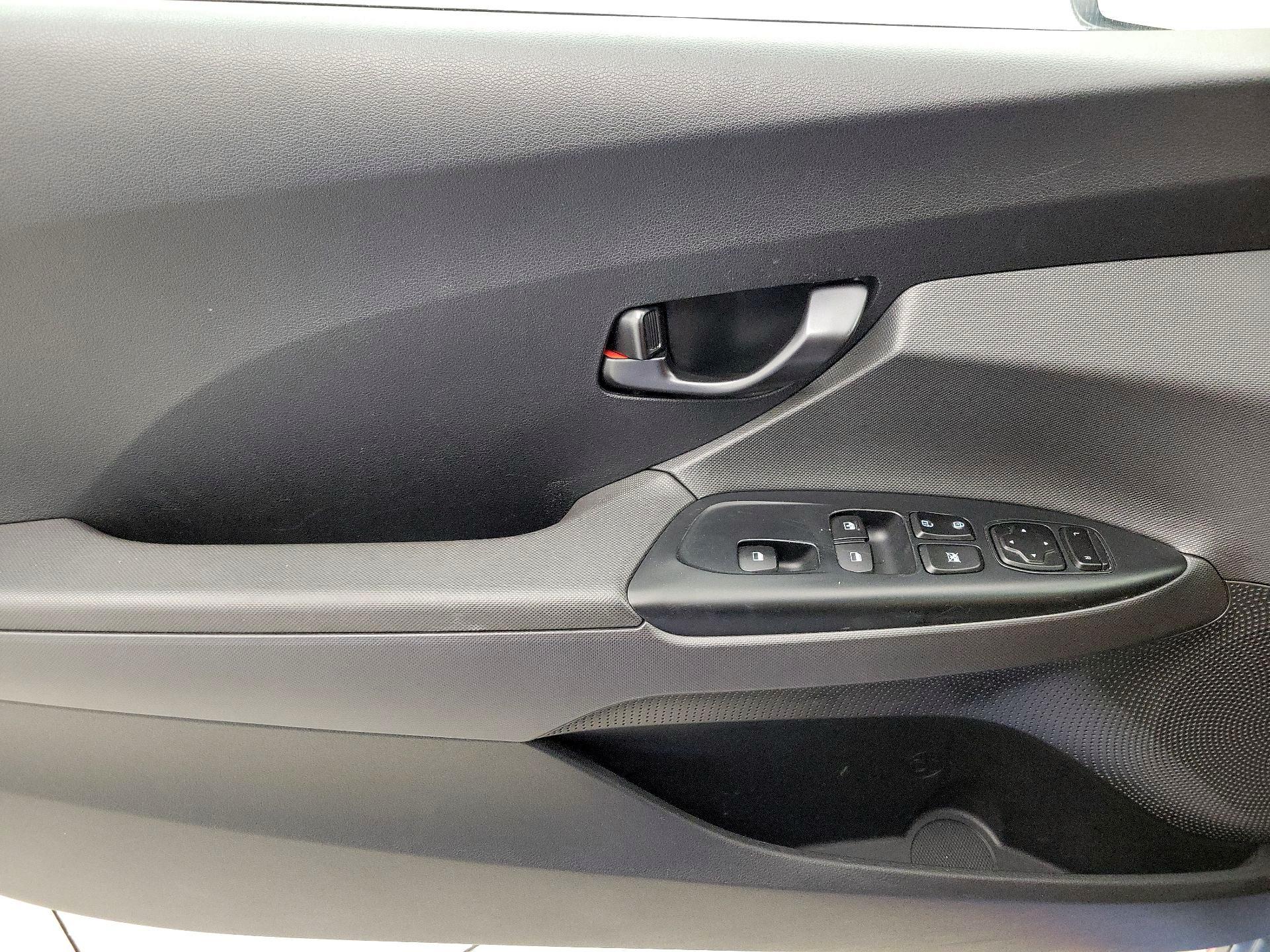 Thumbnail: 2019 Hyundai Veloster - 12