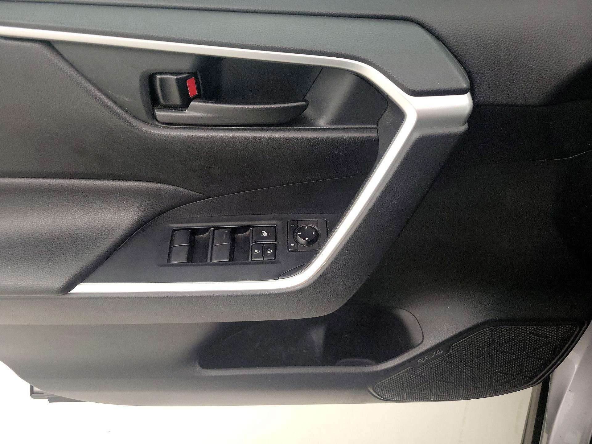 Thumbnail: 2019 Toyota RAV4 - 12