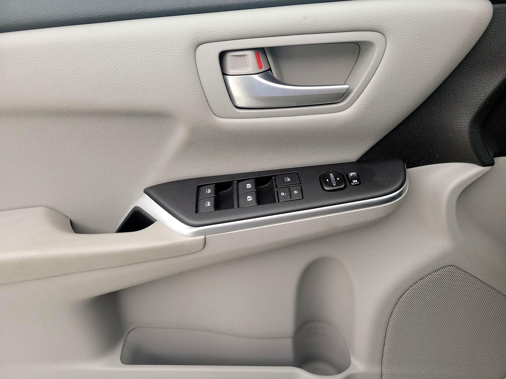 Thumbnail: 2015 Toyota Camry - 12