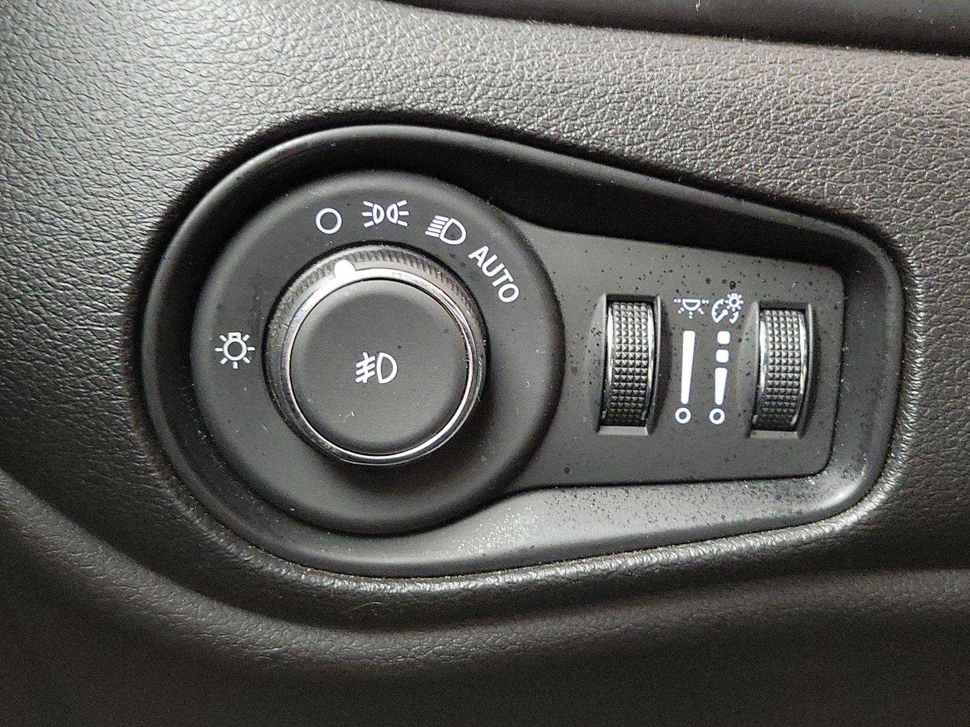 Thumbnail: 2017 Jeep Renegade - 13