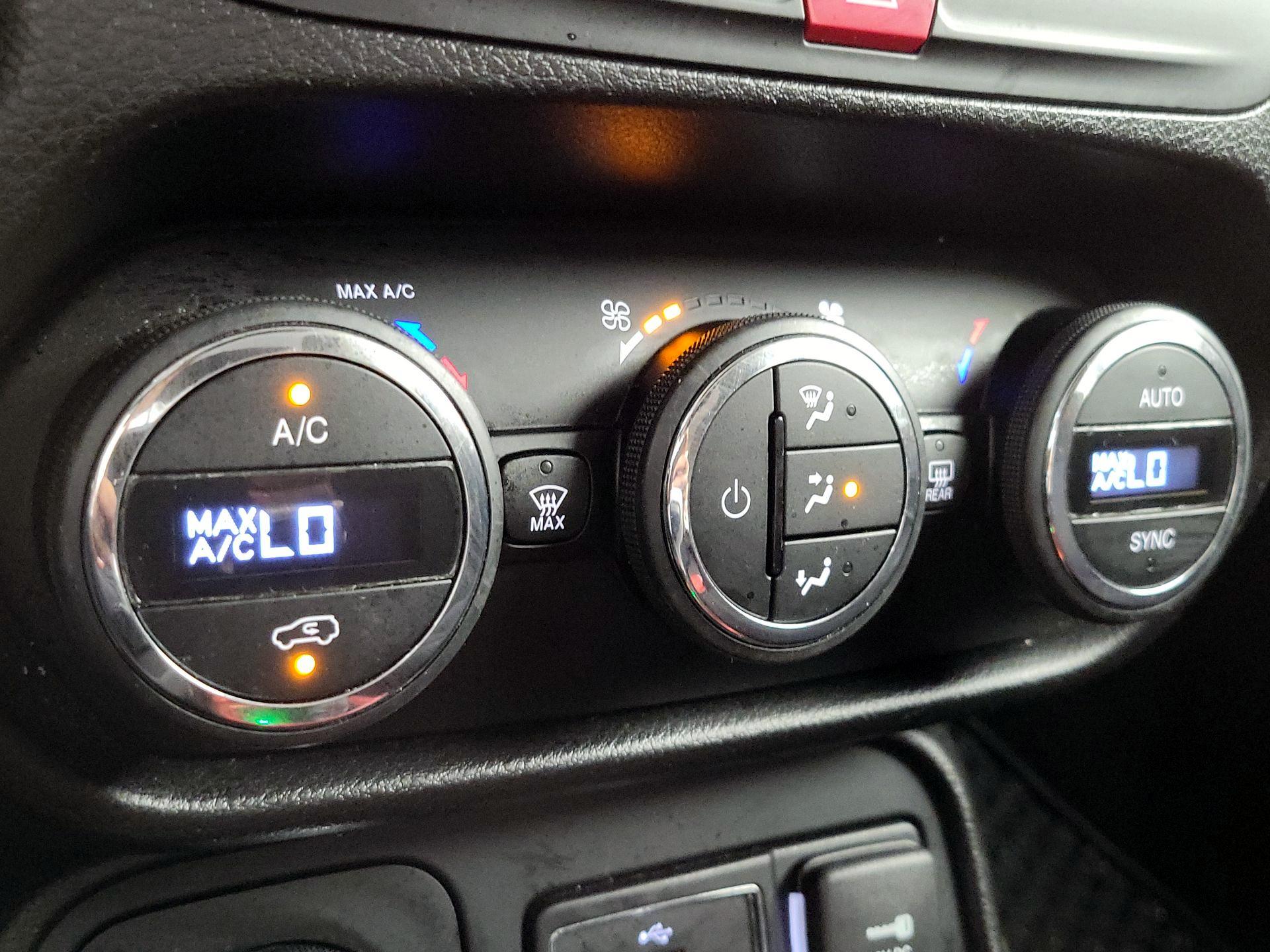 Thumbnail: 2017 Jeep Renegade - 16
