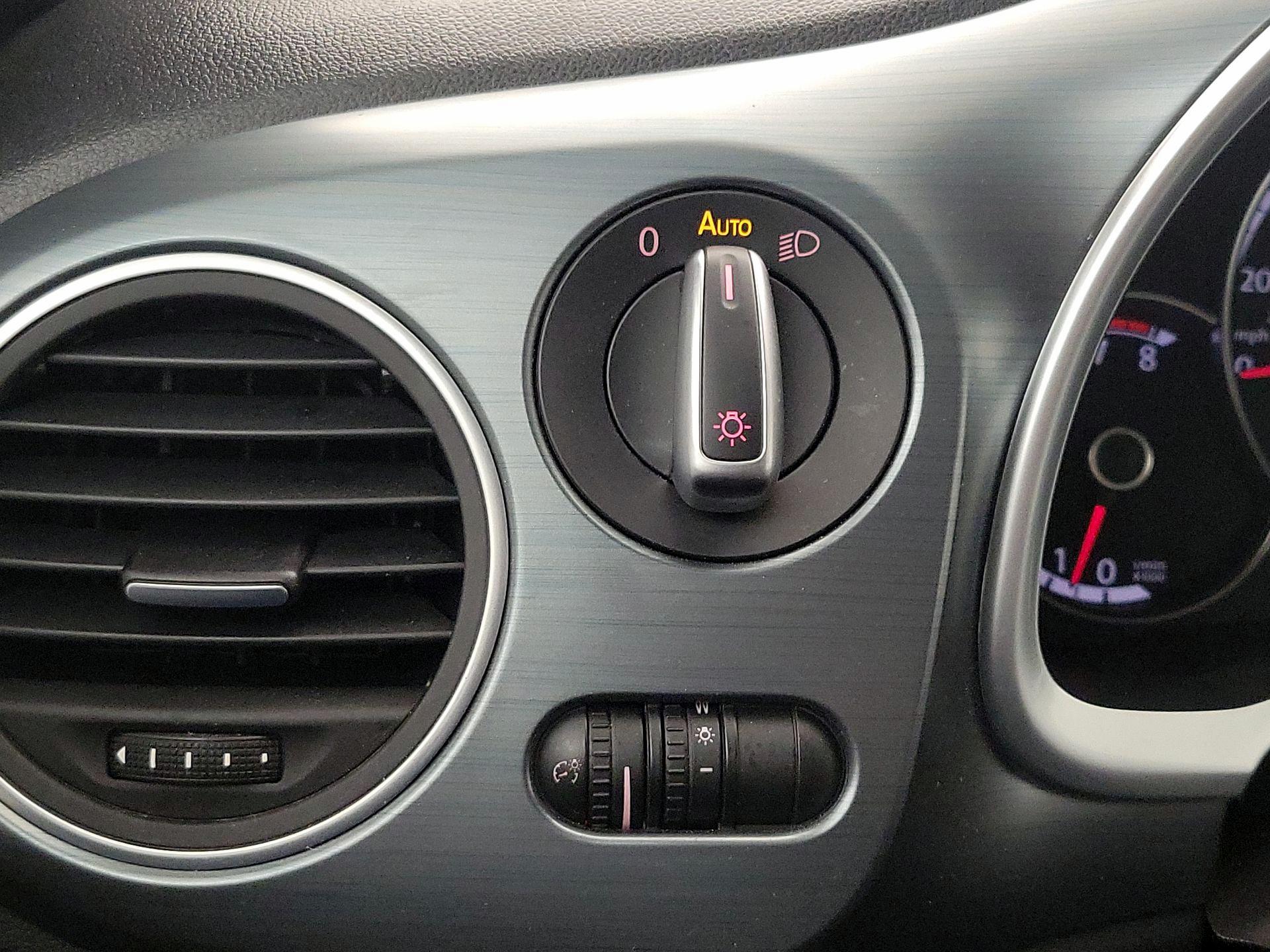 Thumbnail: 2016 Volkswagen Beetle - 13