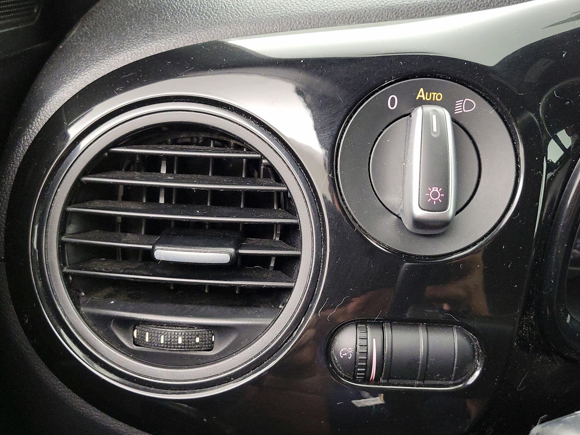 Thumbnail: 2017 Volkswagen Beetle - 13