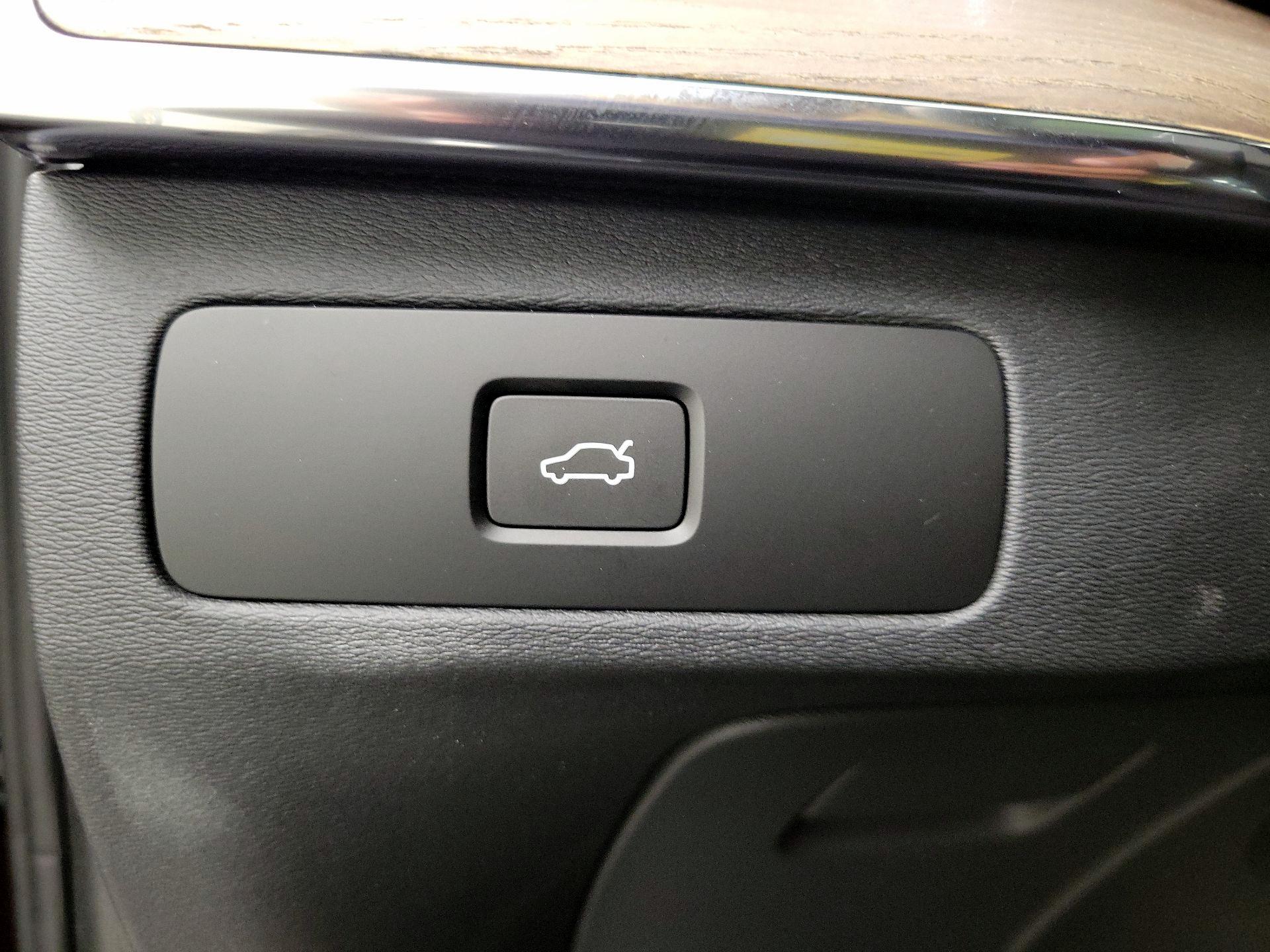 Thumbnail: 2025 Volvo XC90 - 13