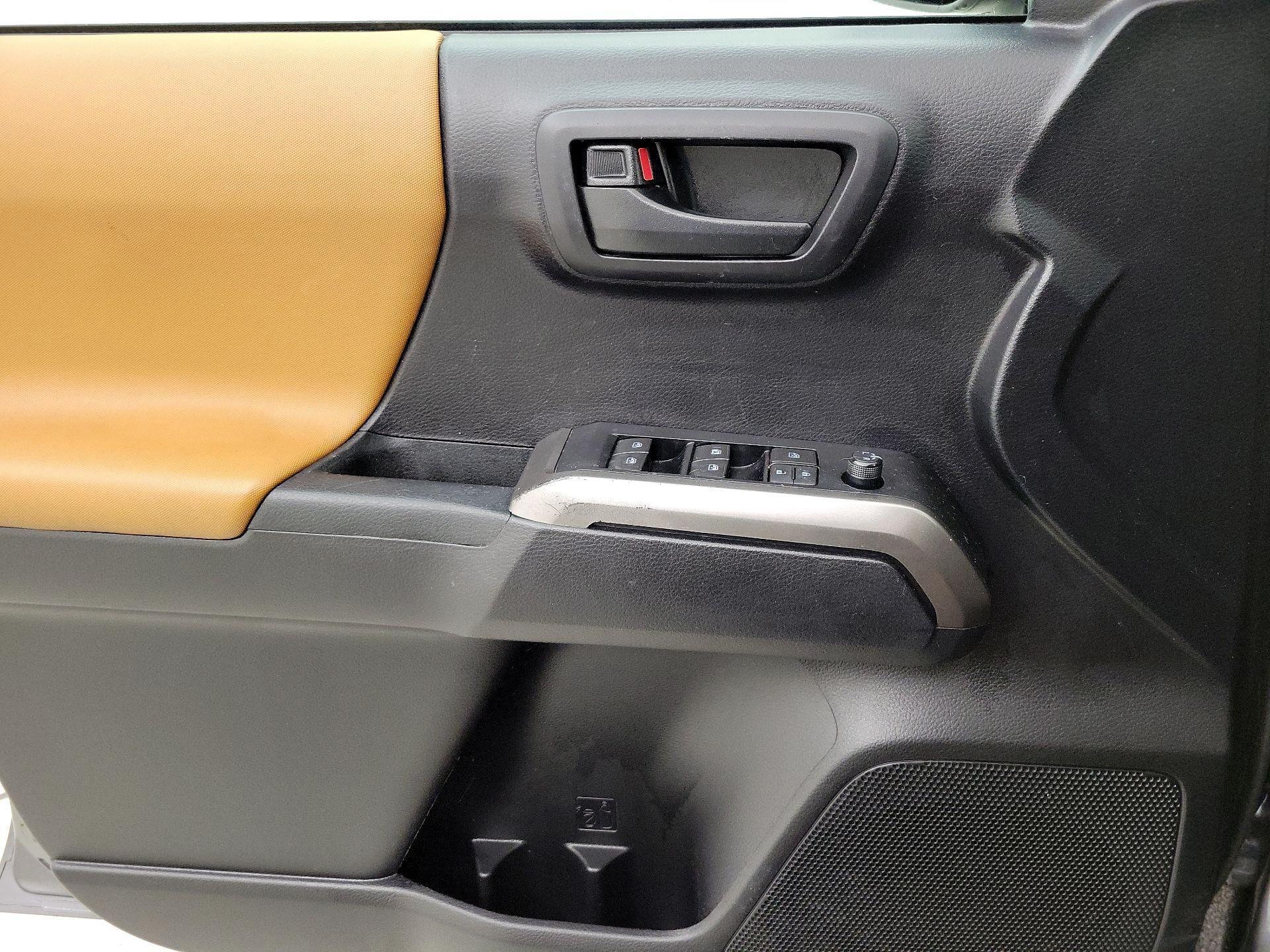 Thumbnail: 2020 Toyota Tacoma - 12