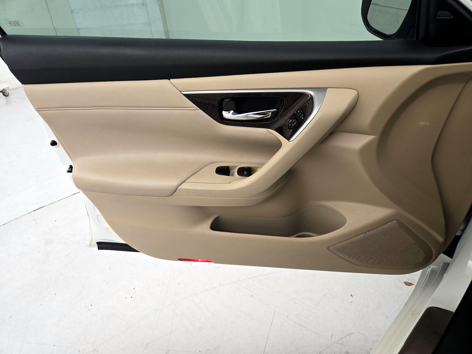 Thumbnail: 2015 Nissan Altima - 12